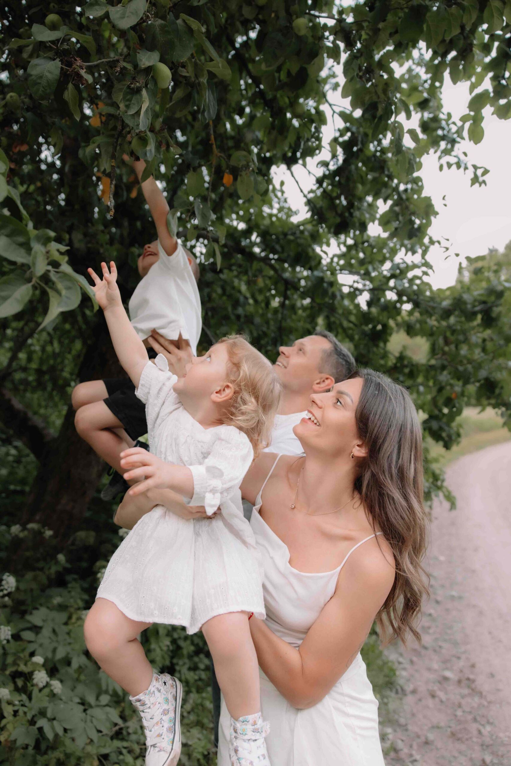 seimos fotosesija tarp obelu renkant obuolius