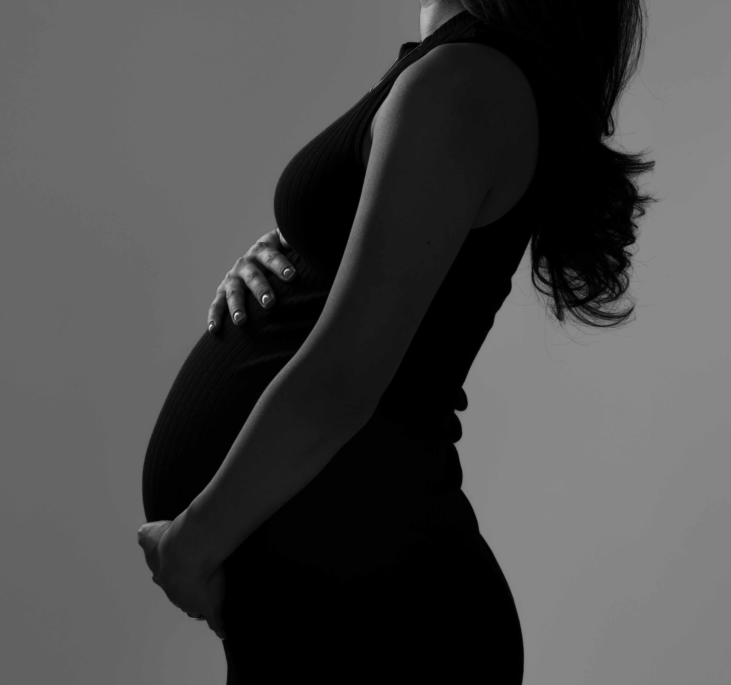 laukimosi fotosesija studijoje mamos pilvas siluetas