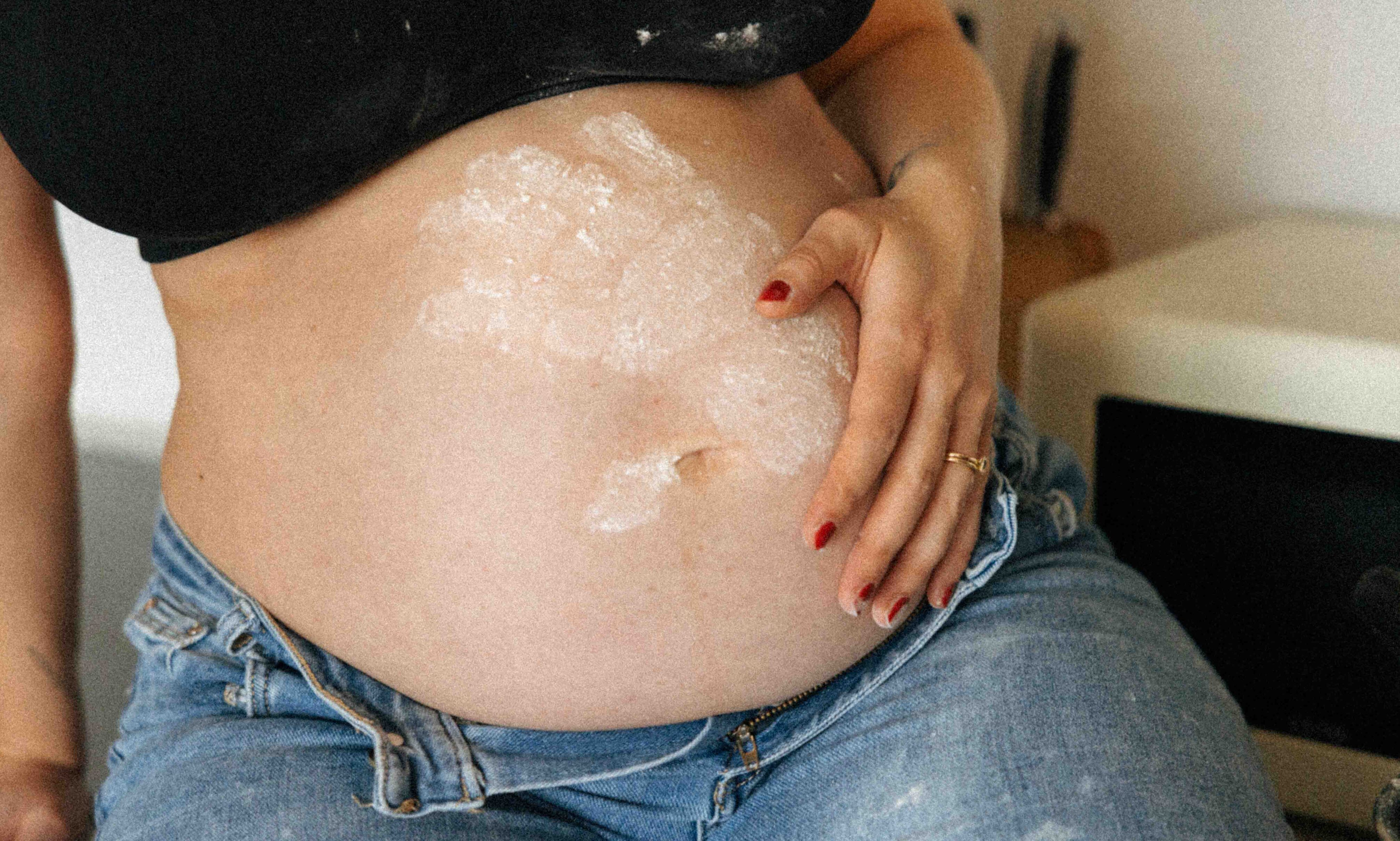 laukimosi fotosesija virtuveje miltai nestukes pilvas