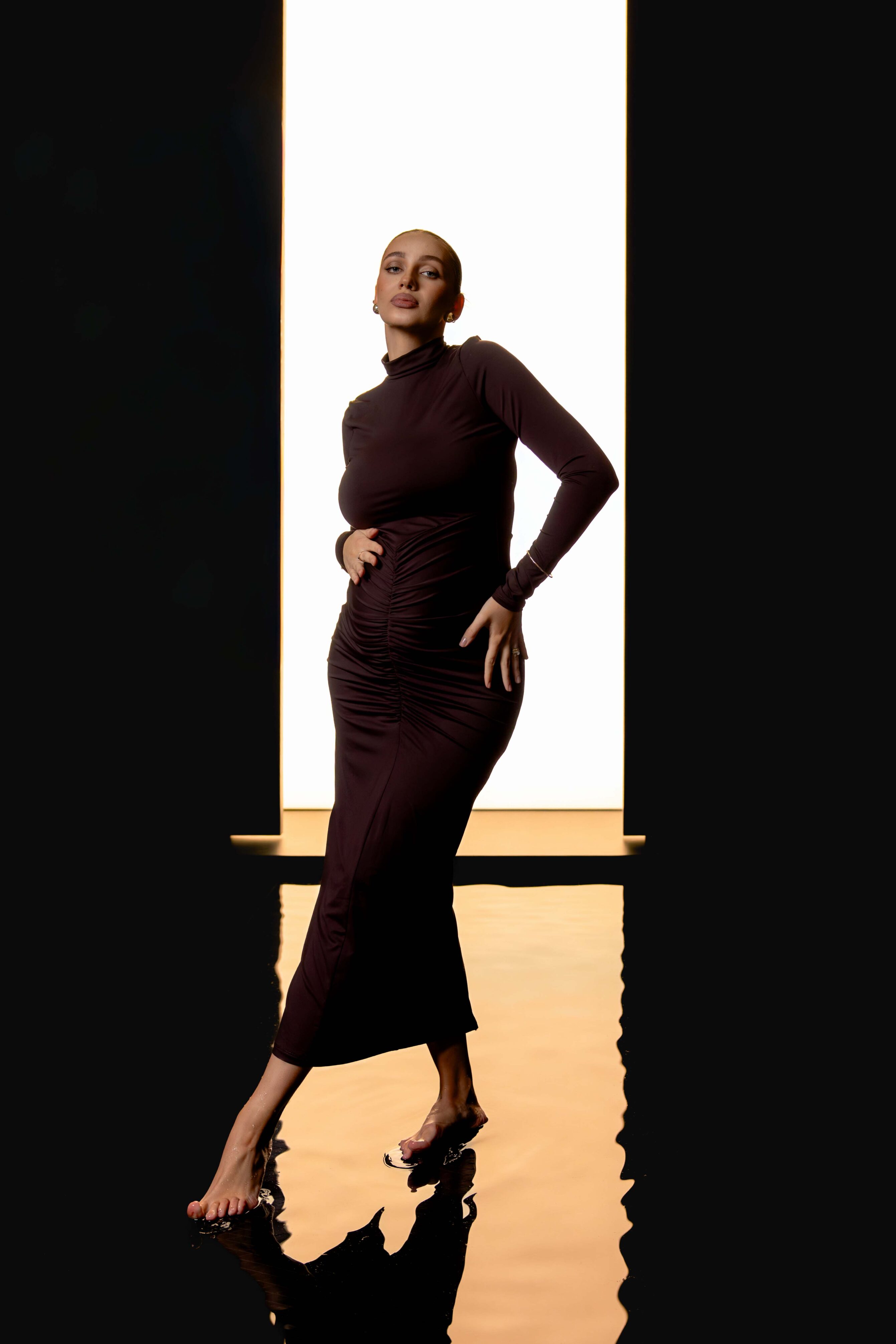 ninel studija cyclorama pro laukimosi fotosesija su vandens atspindziu