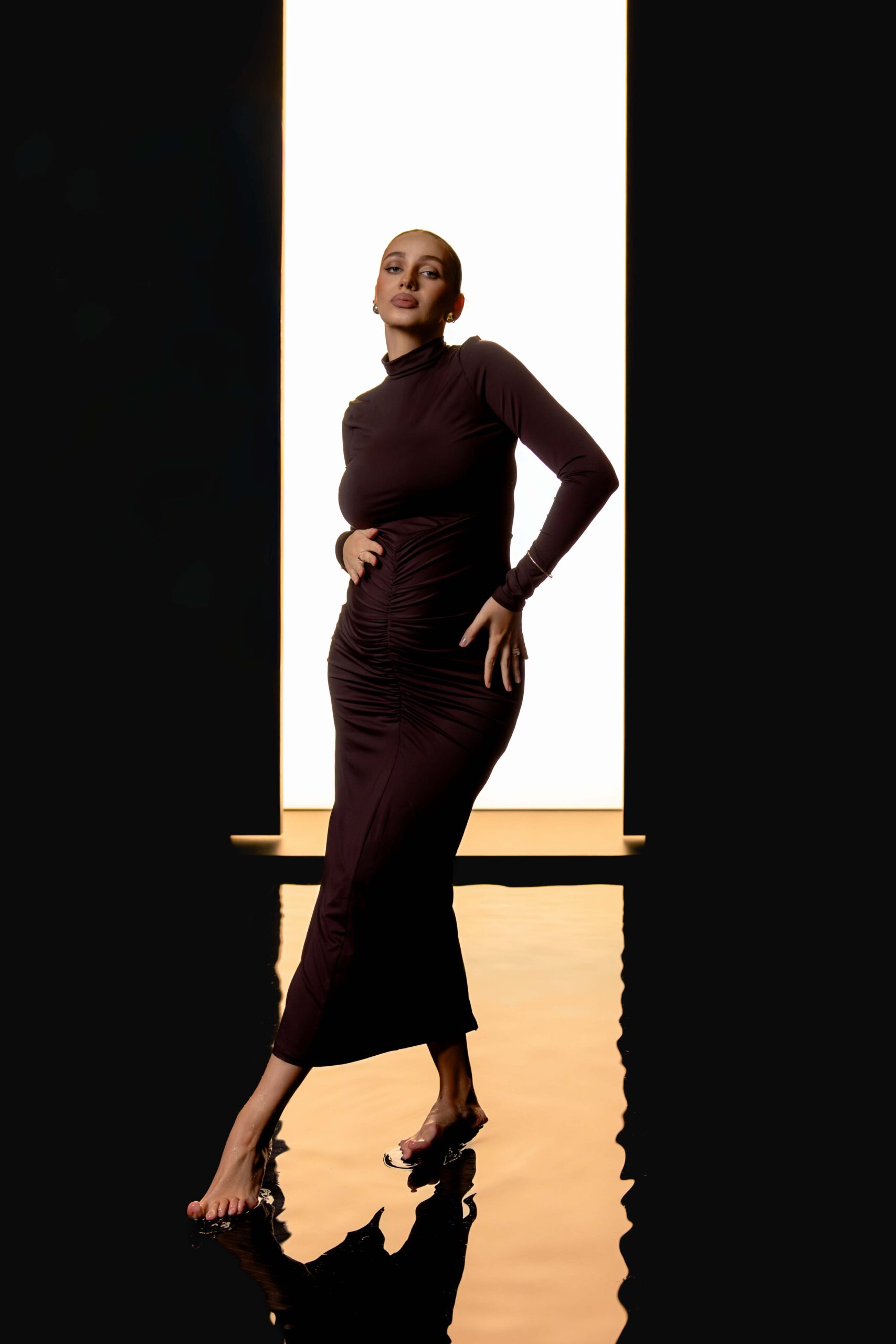 ninel studija cyclorama pro laukimosi fotosesija su vandens atspindziu