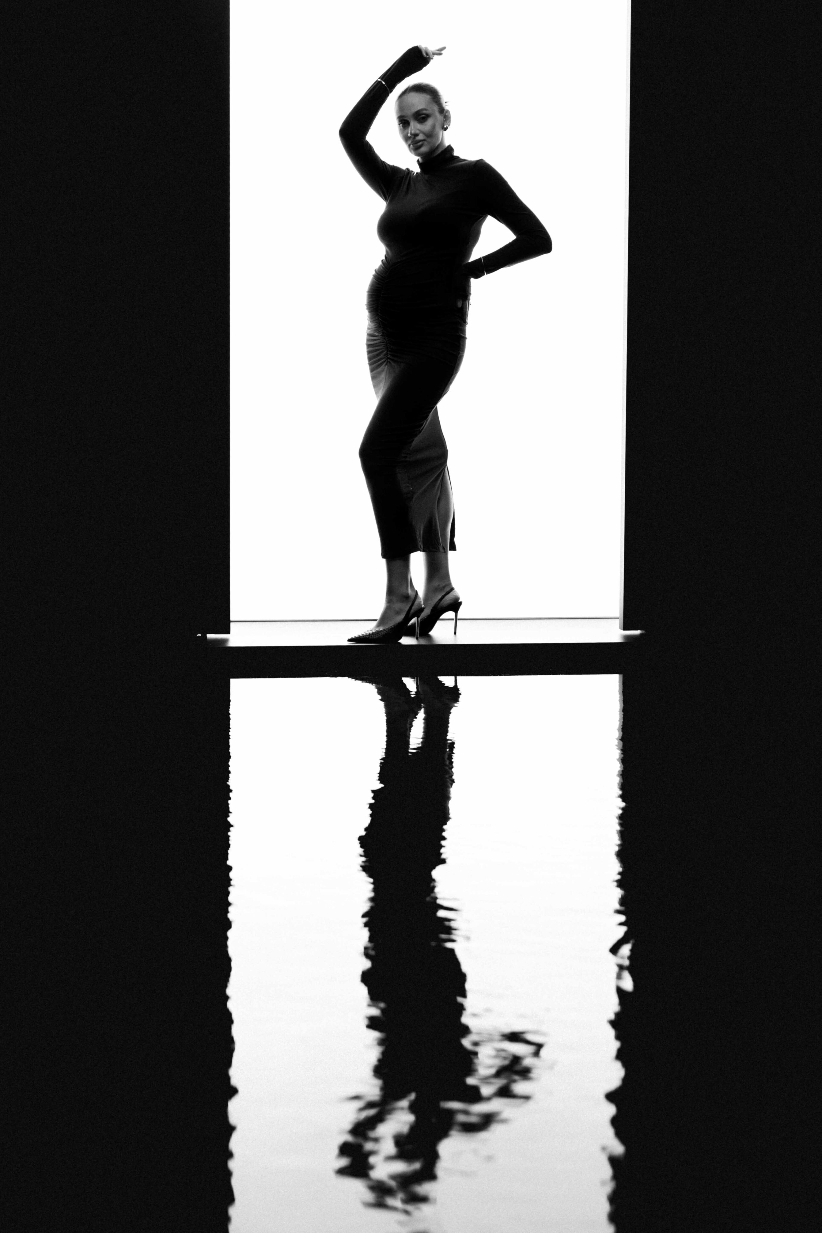 ninel studija cyclorama pro laukimosi fotosesija su vandens atspindziu