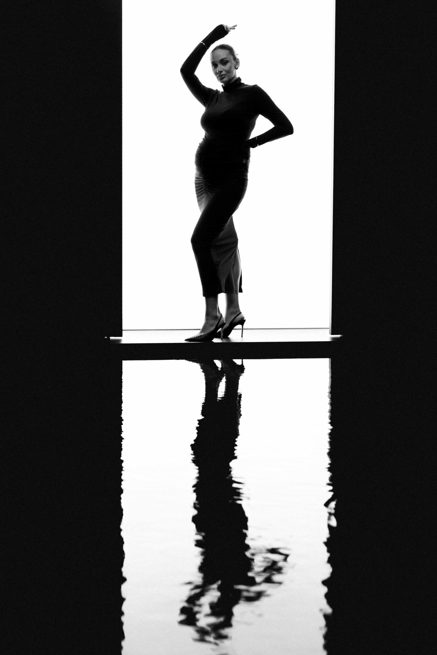 ninel studija cyclorama pro laukimosi fotosesija su vandens atspindziu