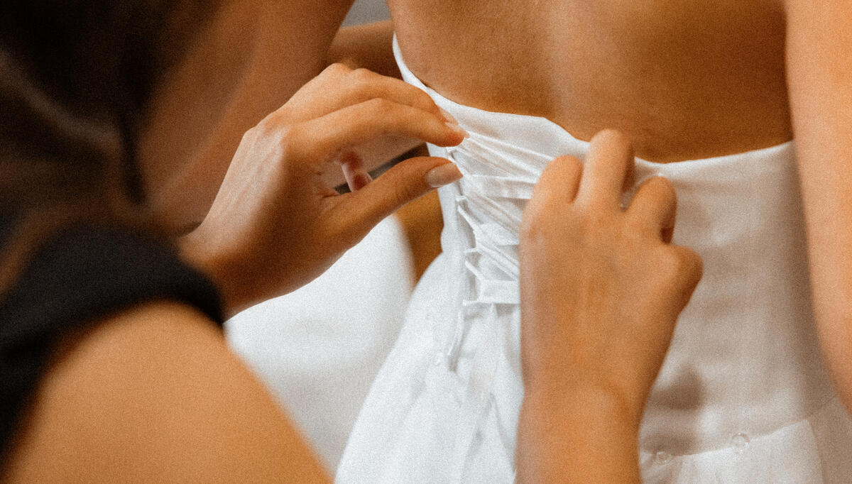 jaunosios suknelės korseto veržimas