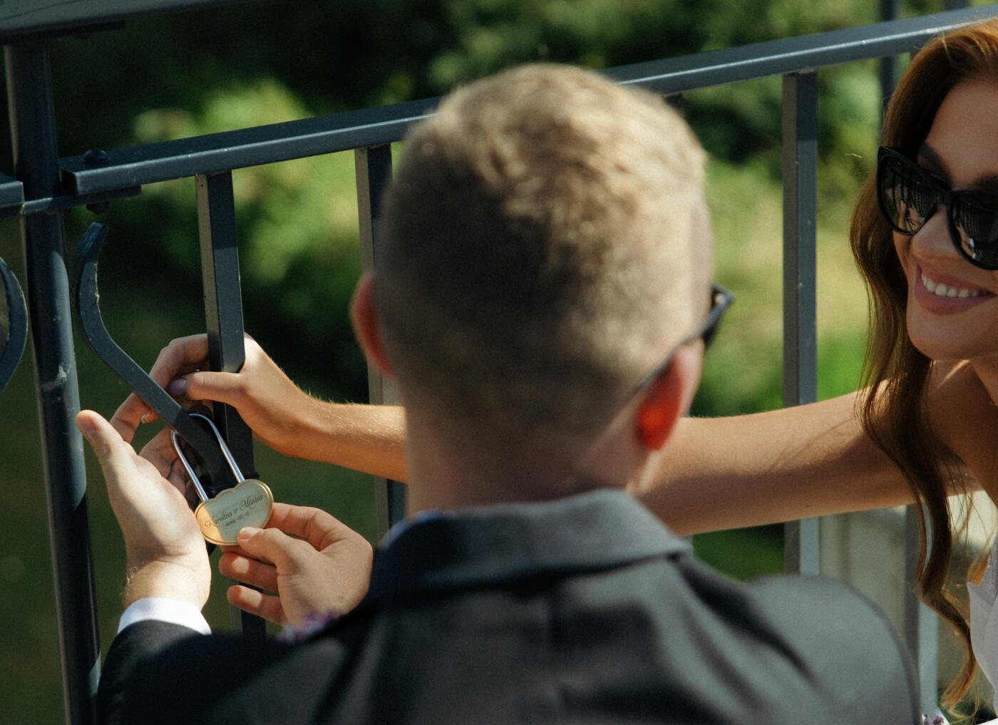 spynos kabinimas ant tilto per vestuves