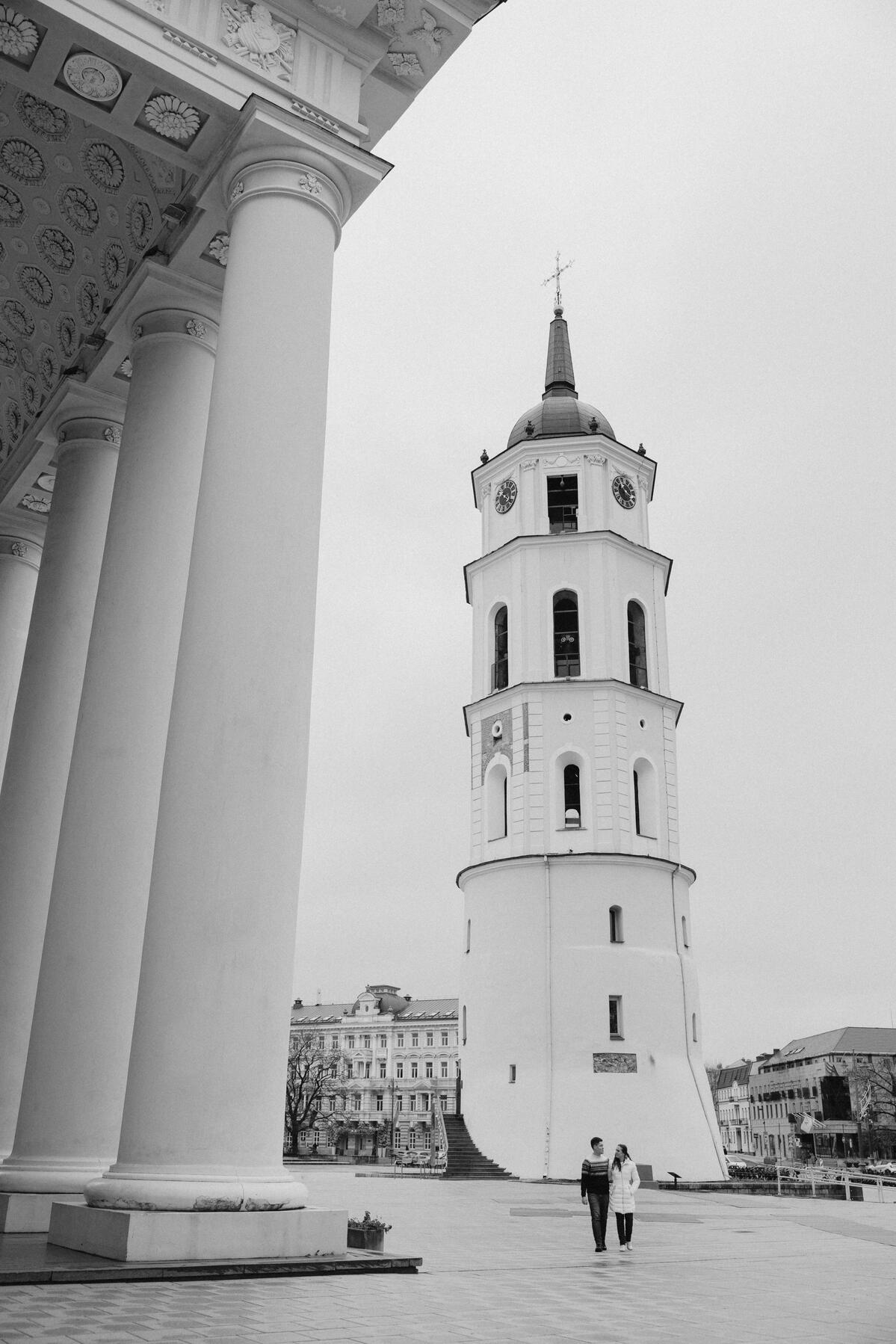 couple photoshoot vilnius cathedral