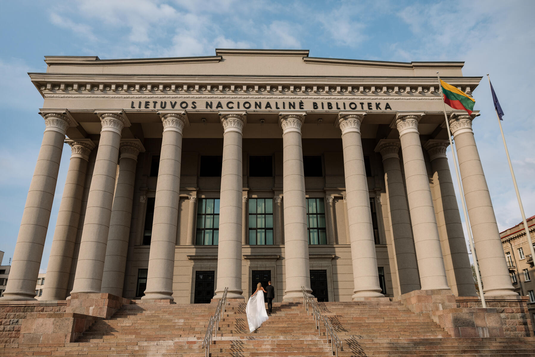 vestuviu fotosesija martyno mazvydo bibliotekoje