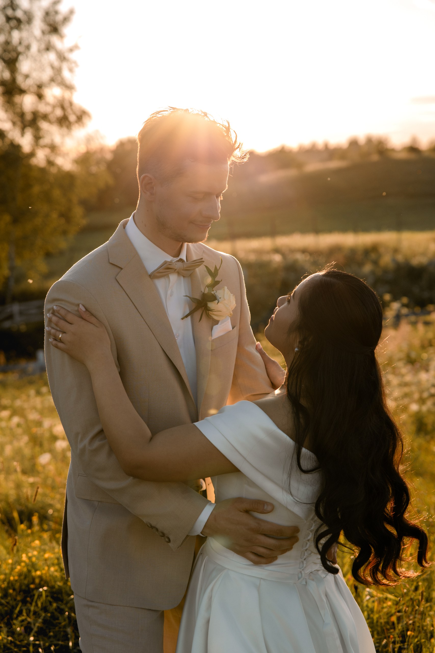 auksines valandos vestuviu fotosesija laukuose tikros emocijos
