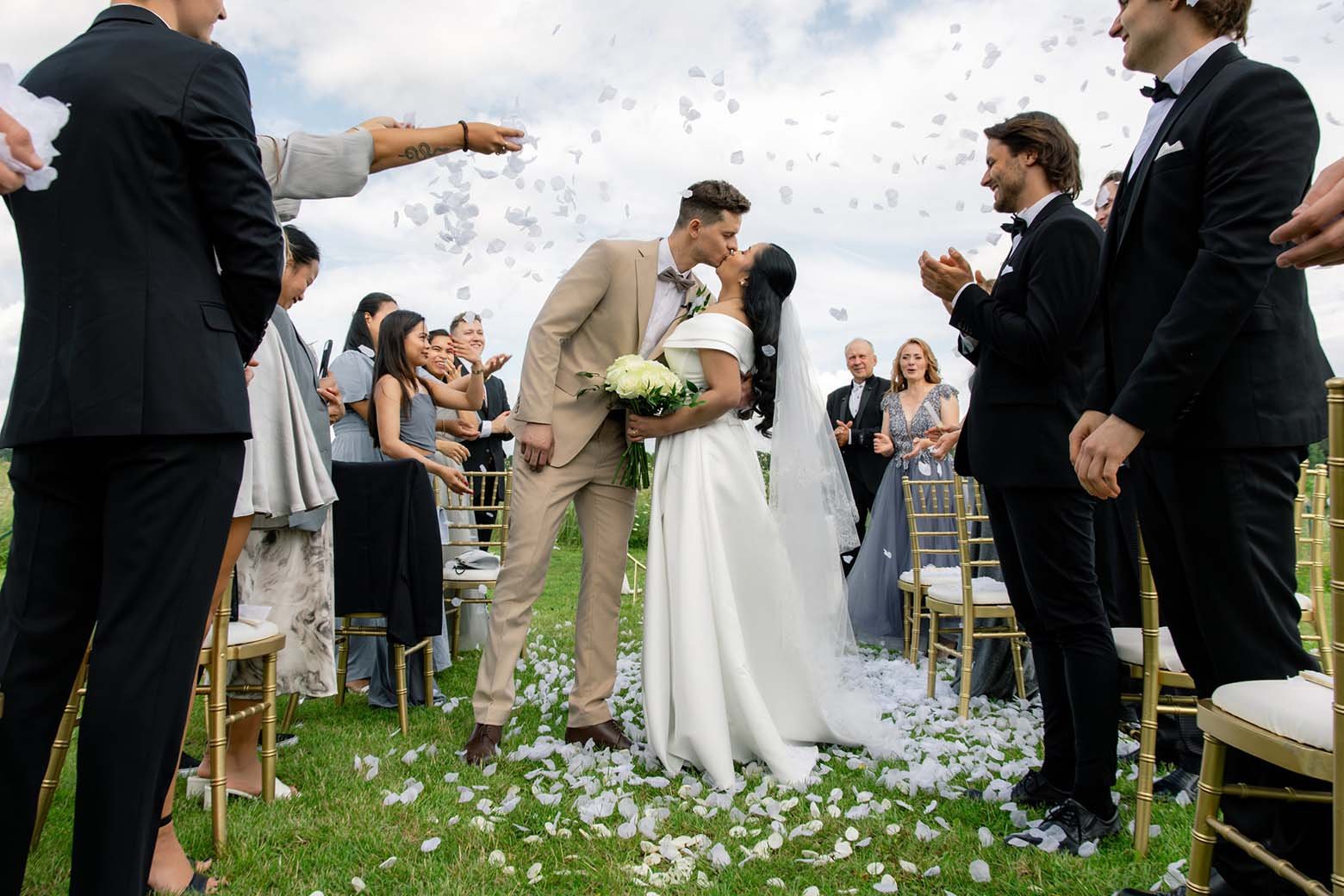 baltu ziedlapiu metimas po vestuviu ceremonijos jauniesiems gamtoje