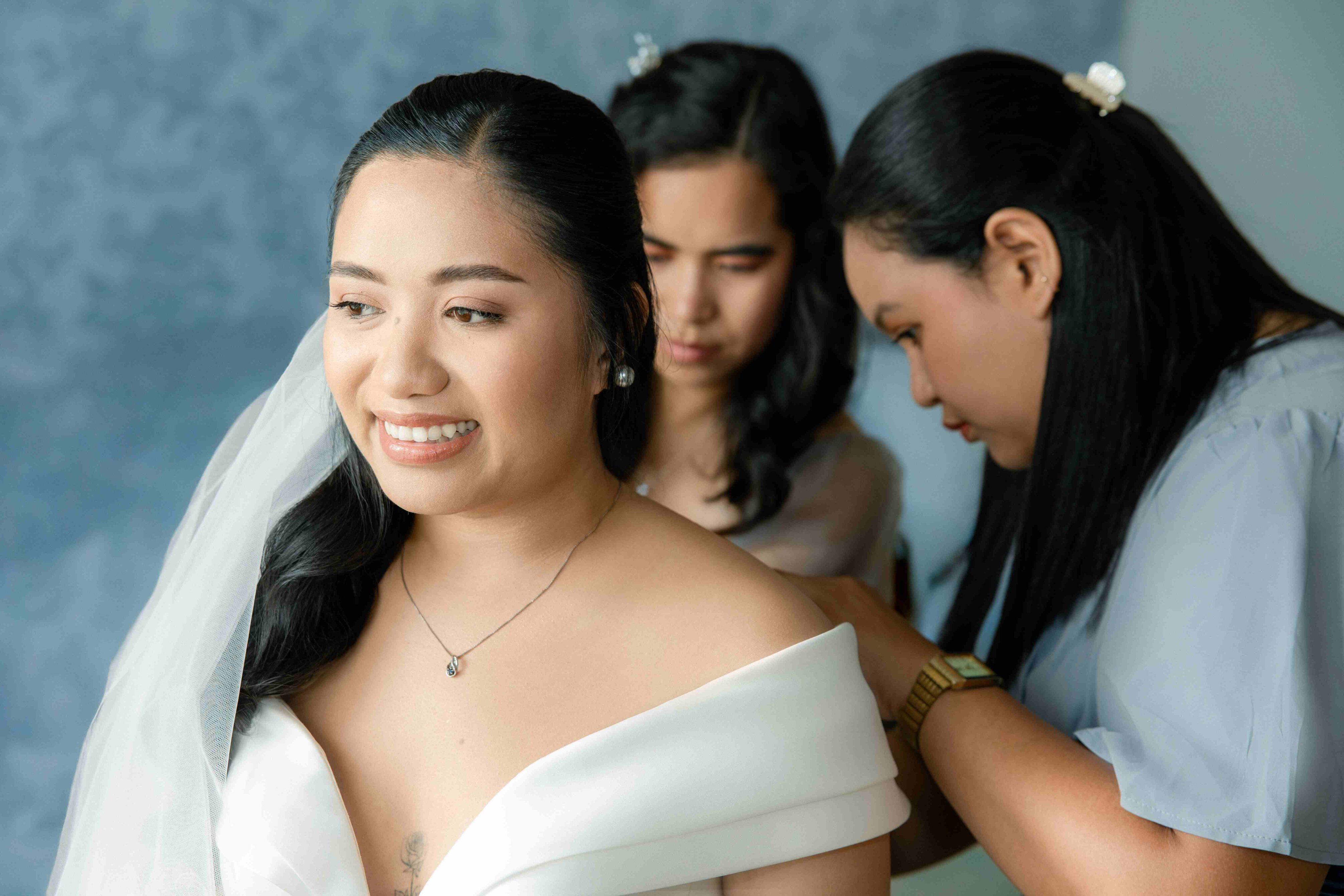 bride morning preparation with bridesmaids