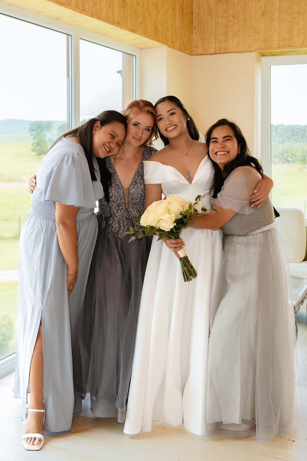 bride morning with girls preparation