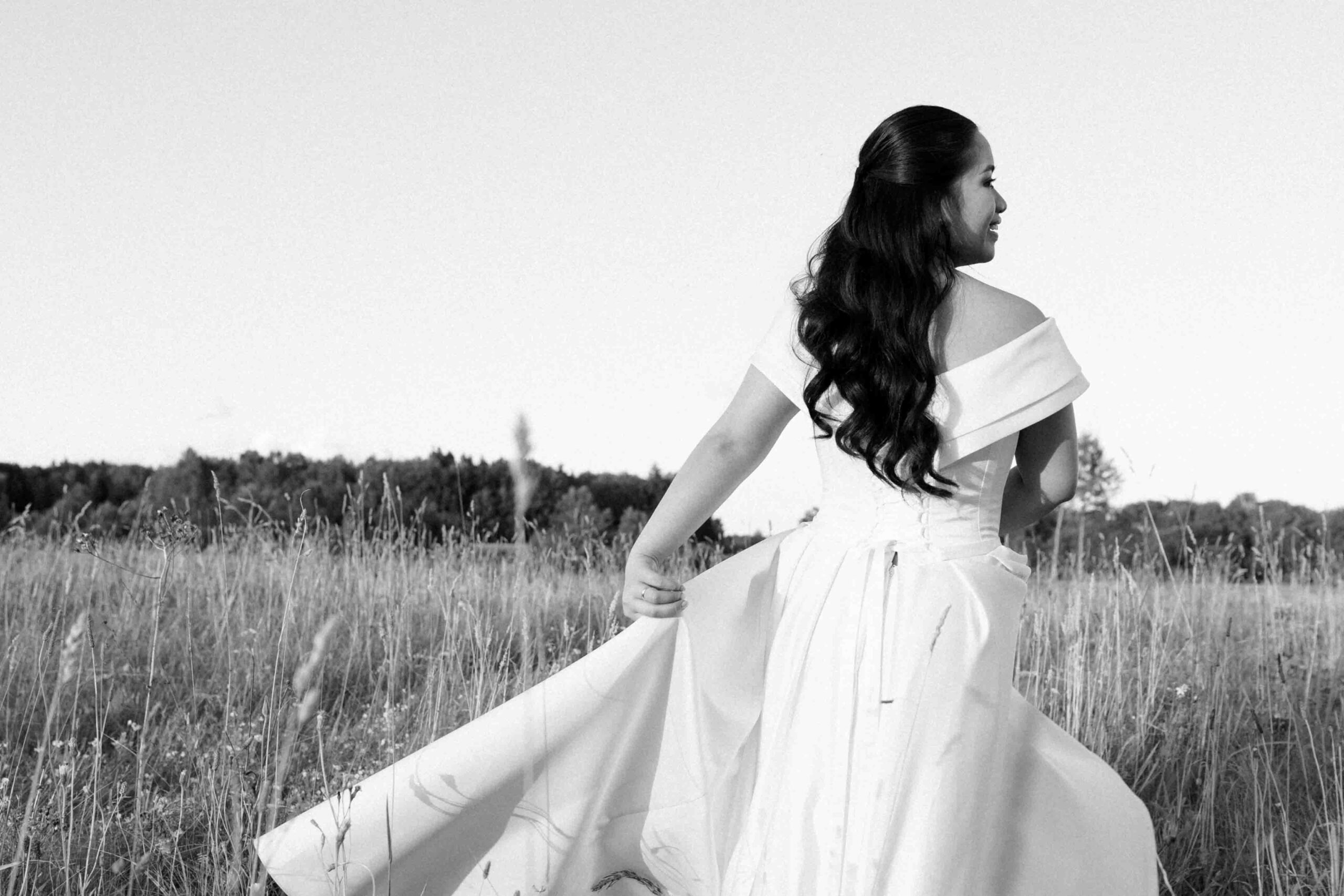 bride photoshoot in field spinning lithuania