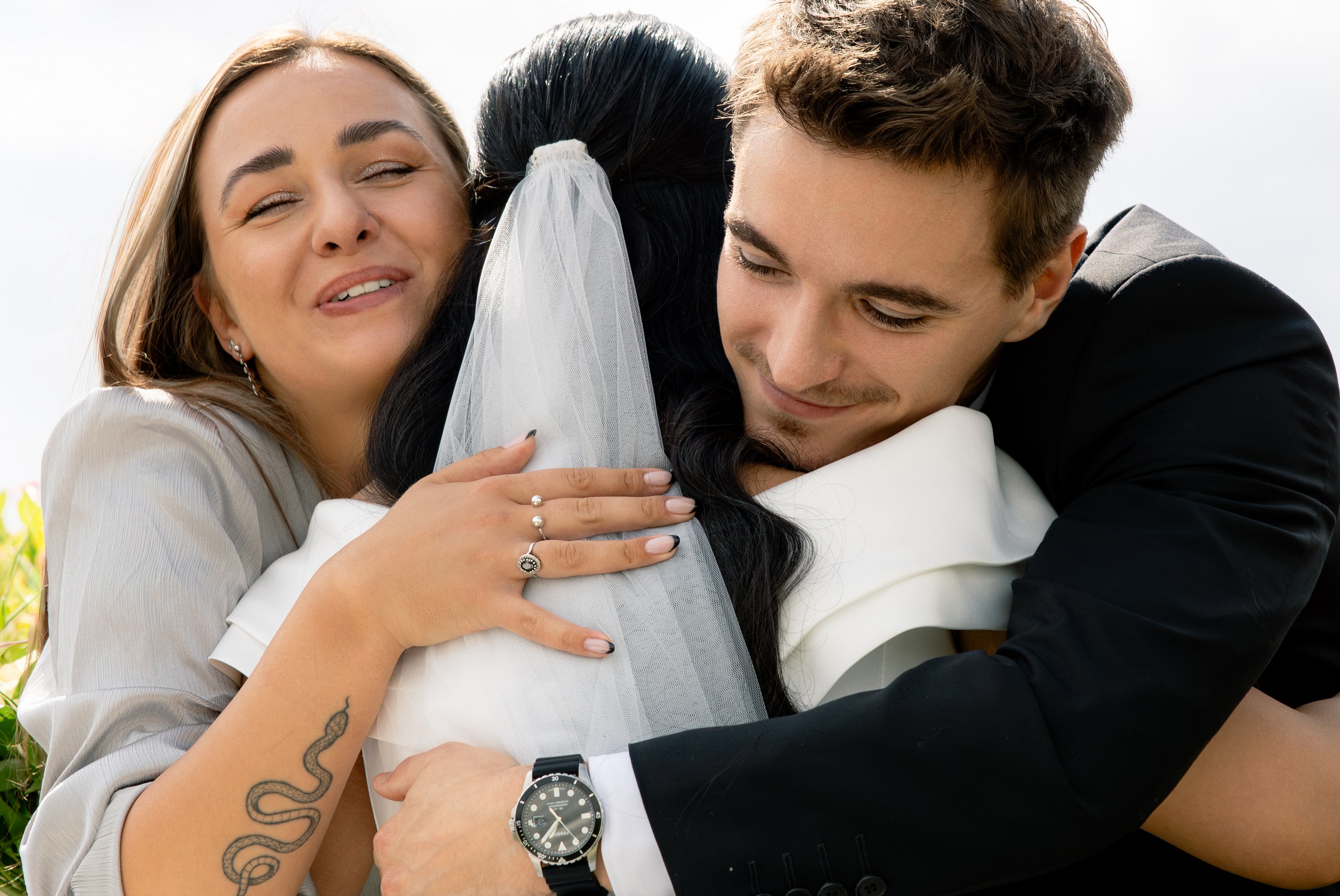 draugų sveikinimai po vestuvių ceremonijos šilti apsikabinimai