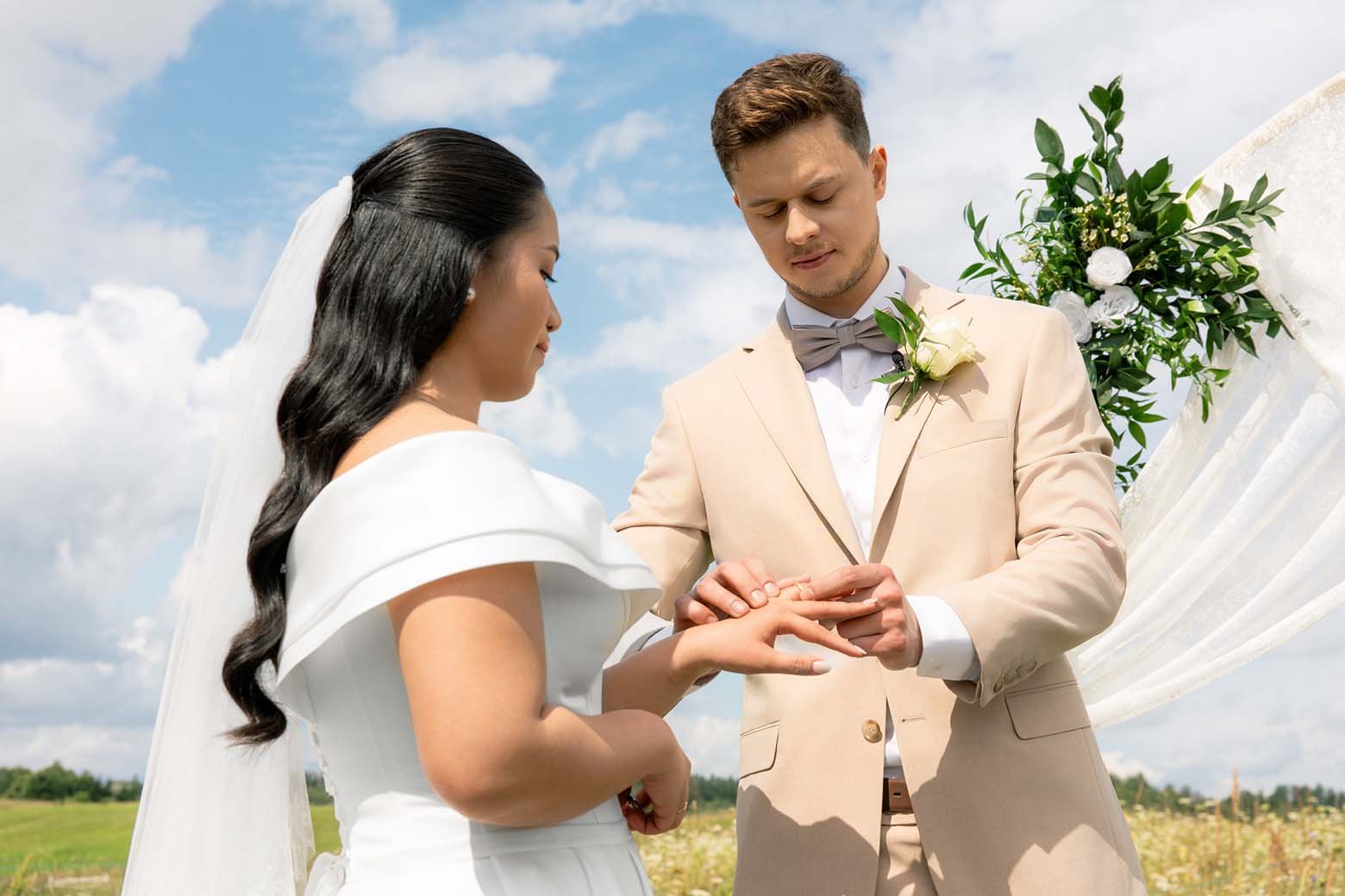 excahnging rings wedding ceremony in nature