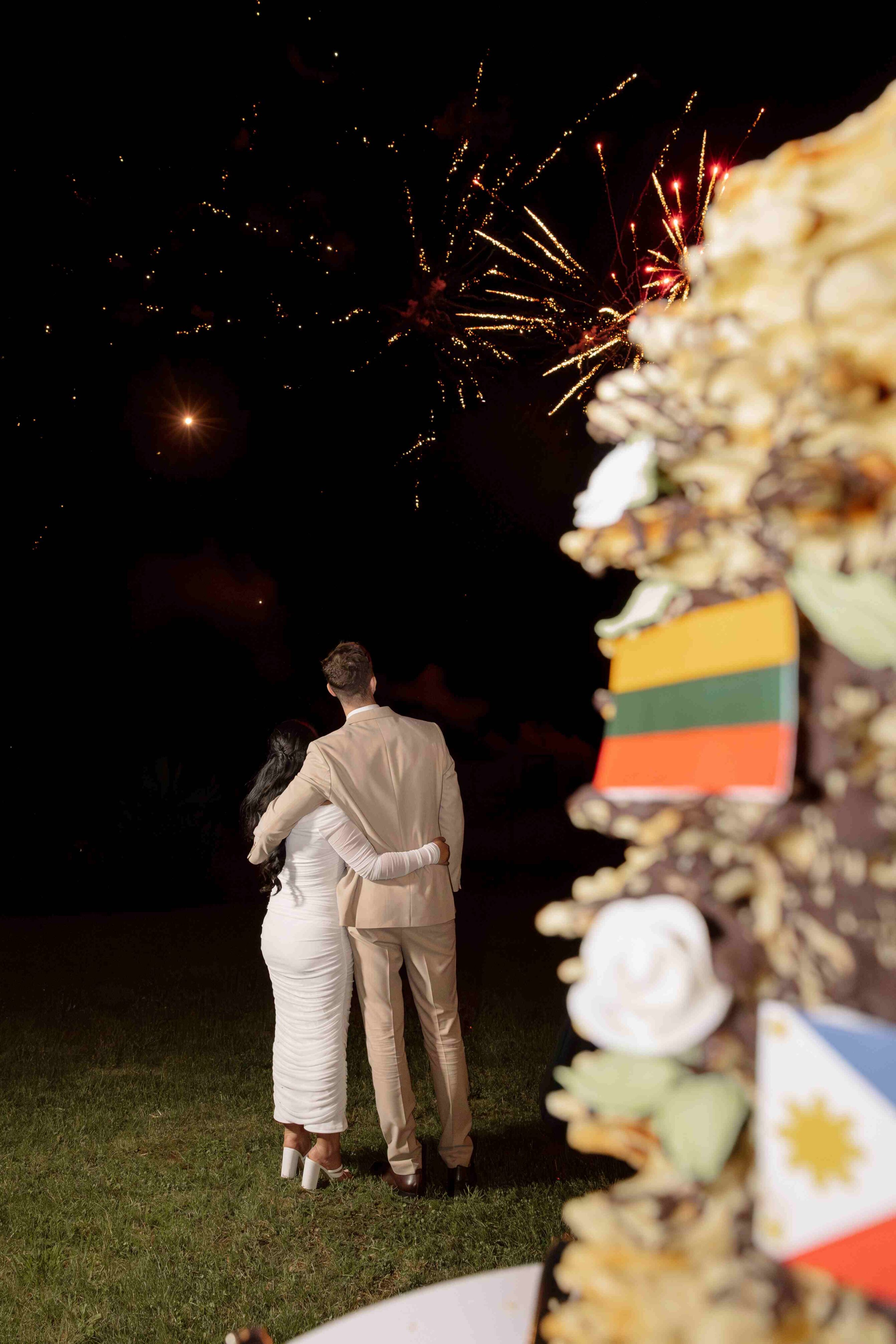 fejerverkai ir tortas vestuvių dienos vidurnakčiui