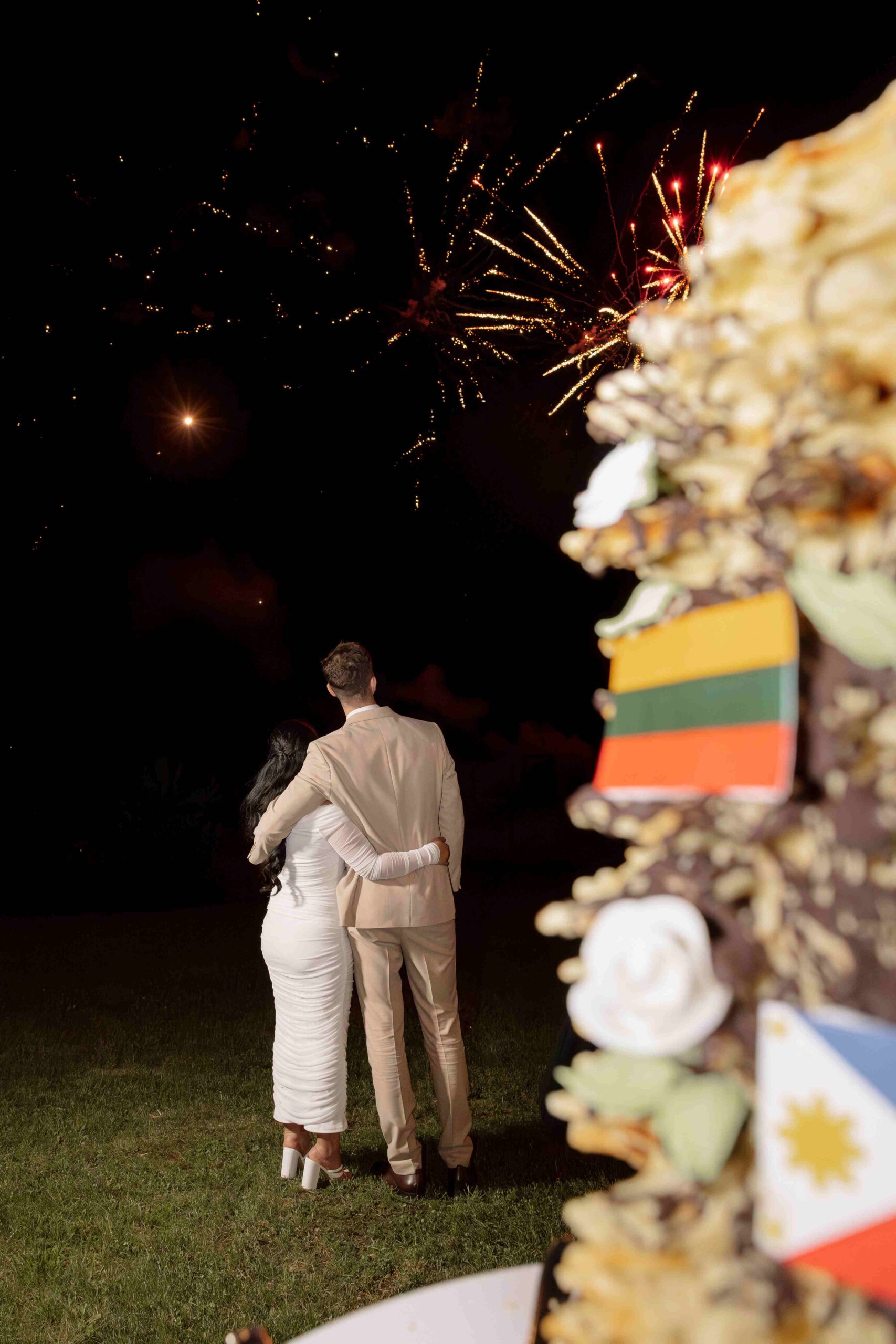 fejerverkai ir tortas vestuvių dienos vidurnakčiui