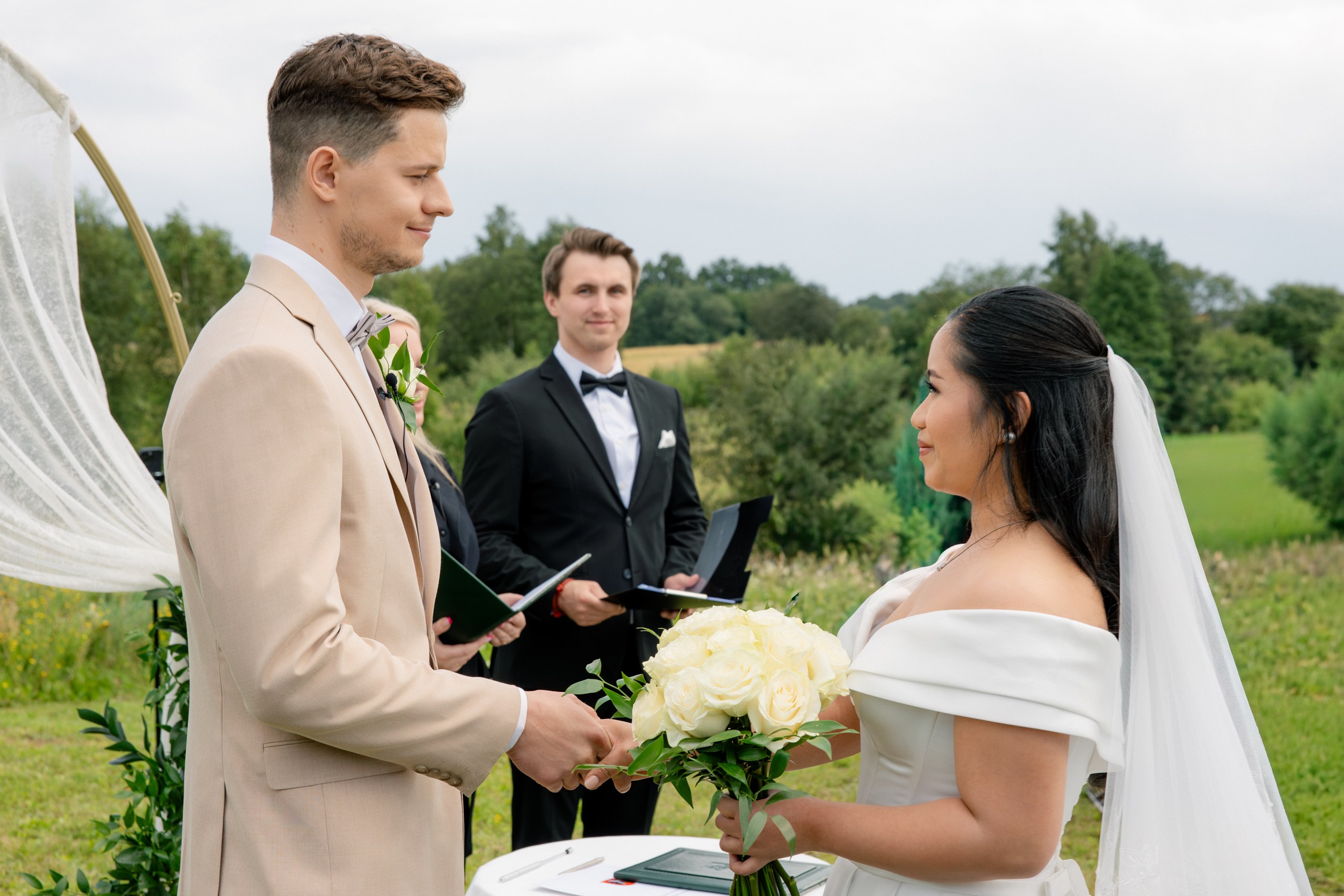 jaunuju first look ceremonijos metu isvaziuojamoji ceremonija