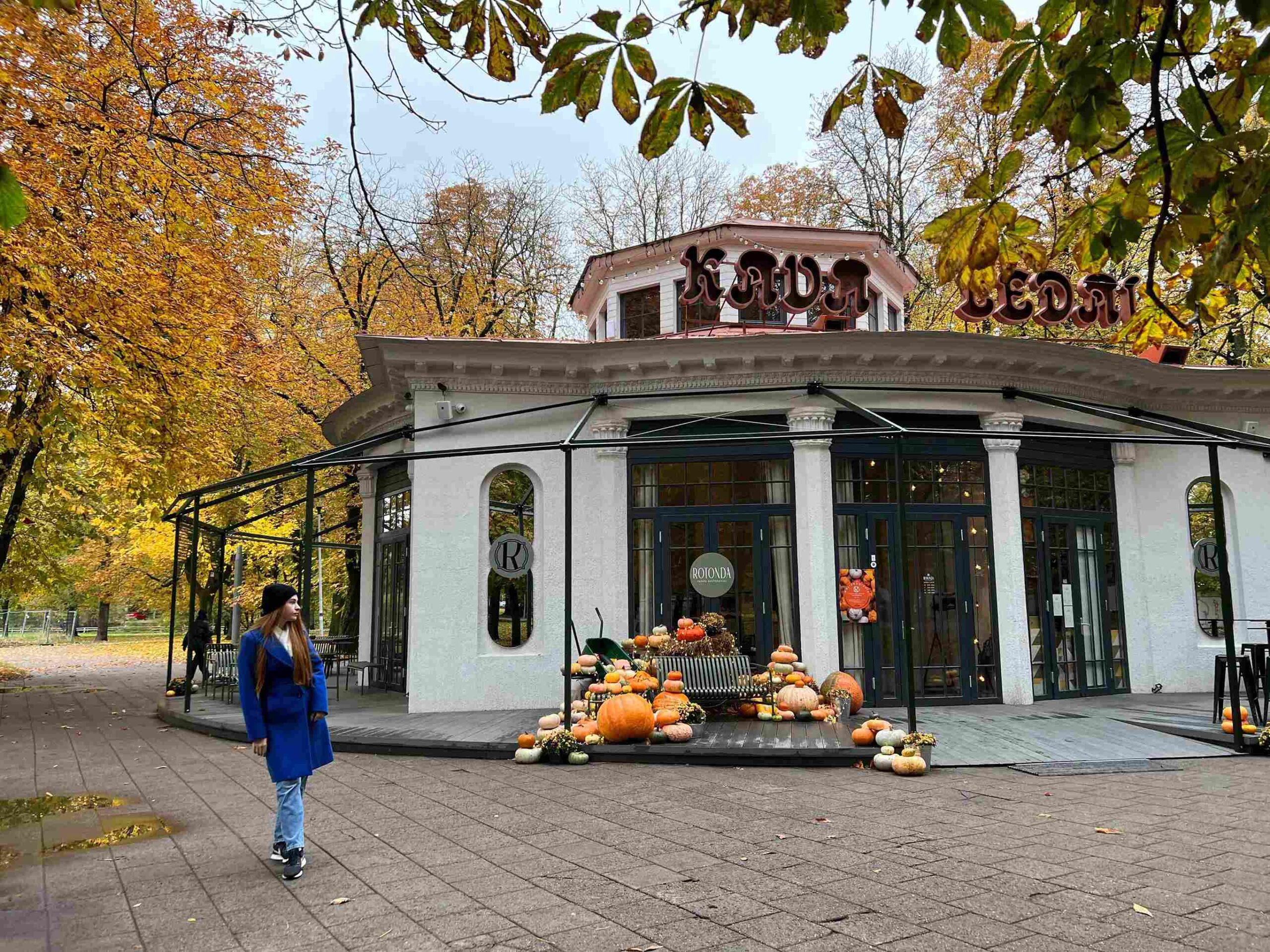 rotonda vilnius city center autumn