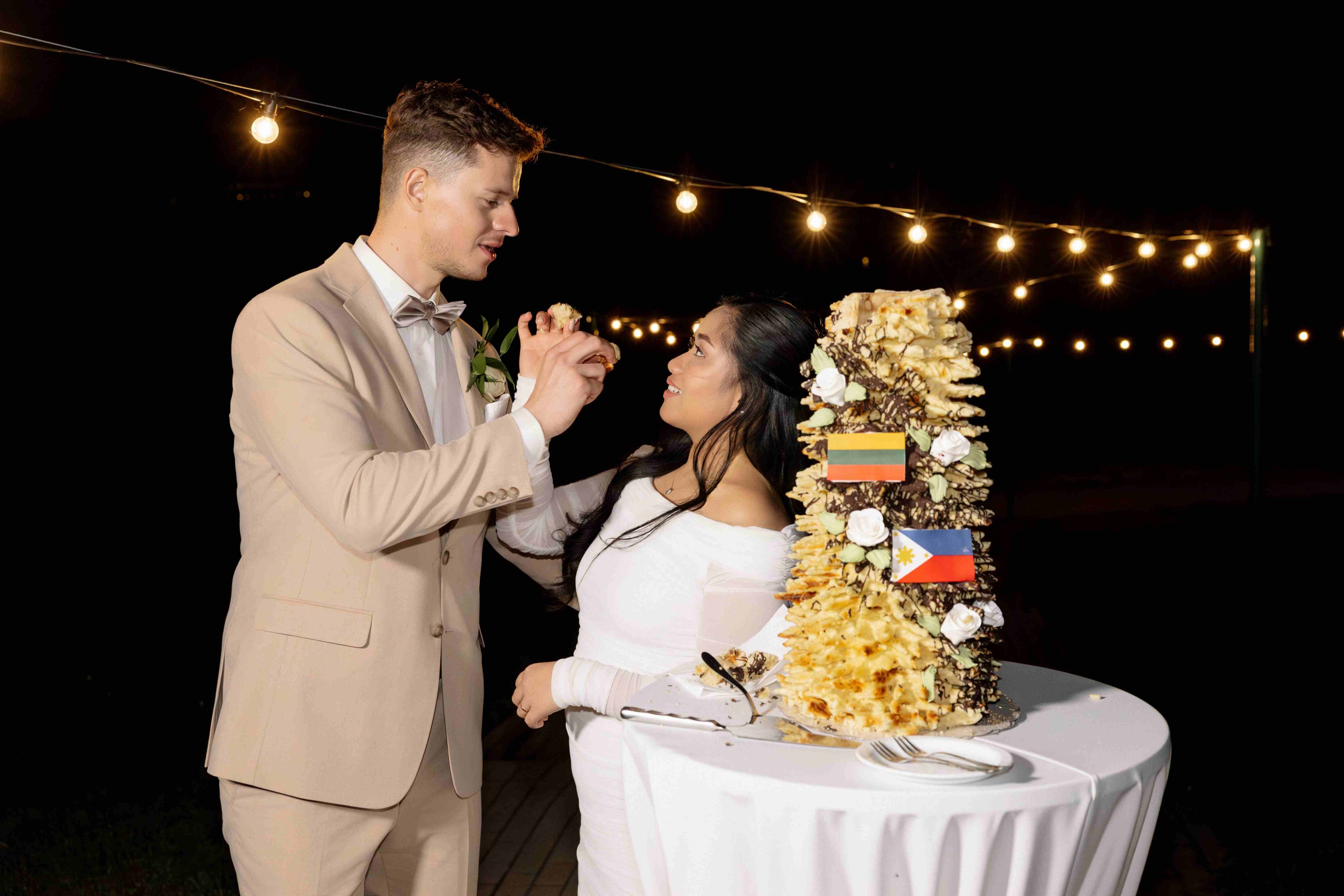 šakotis vestuvių diena, jaunieji dalinasi tortu