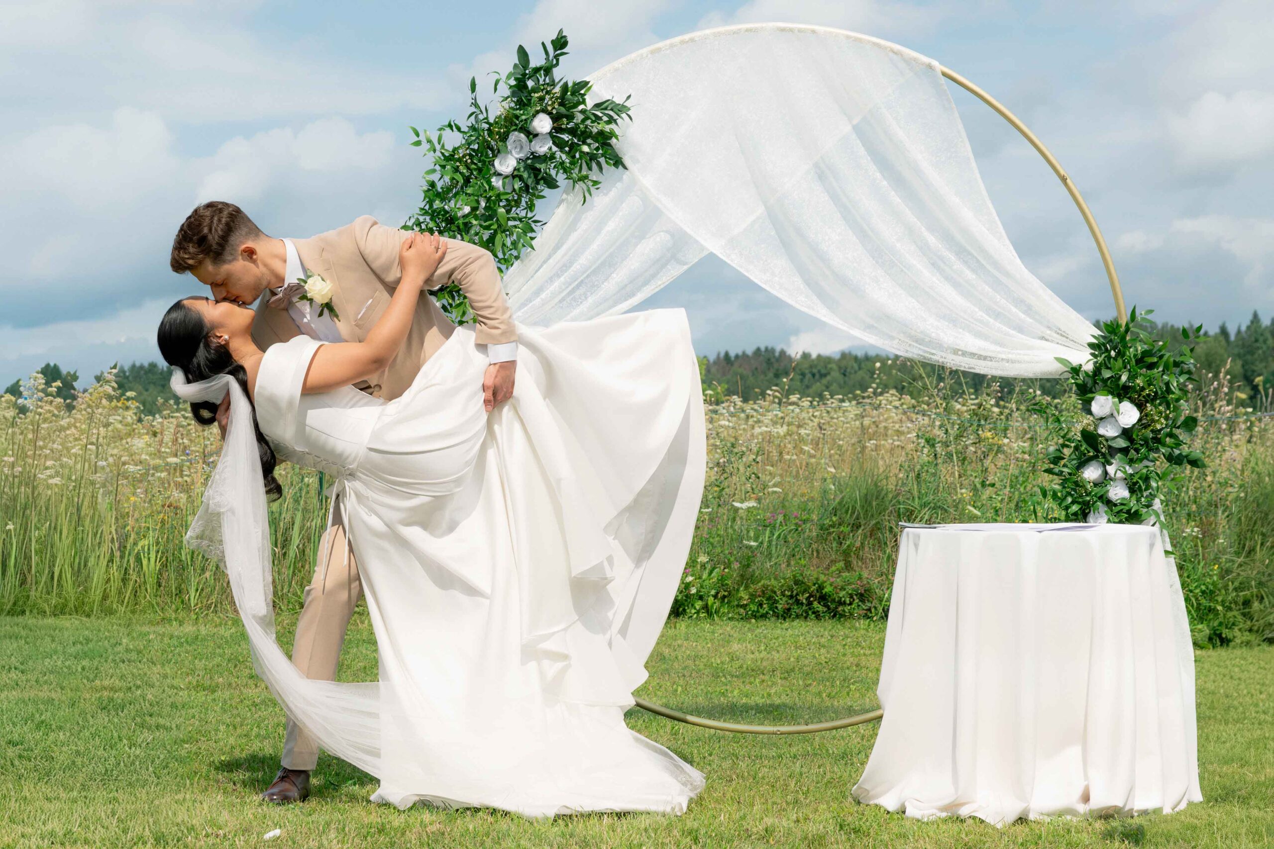 vestuviu isvaziuojamoji ceremonija gamtoje and pievos
