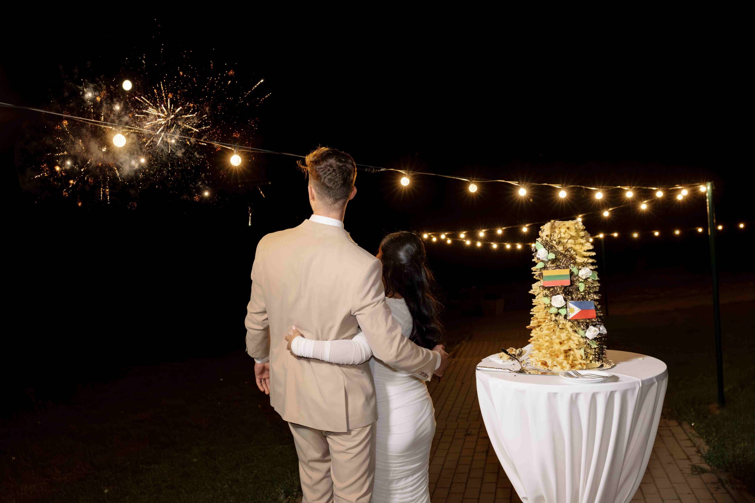 vestuviu vakaro finalaa fejerverkai ir torto pjovimas meda house