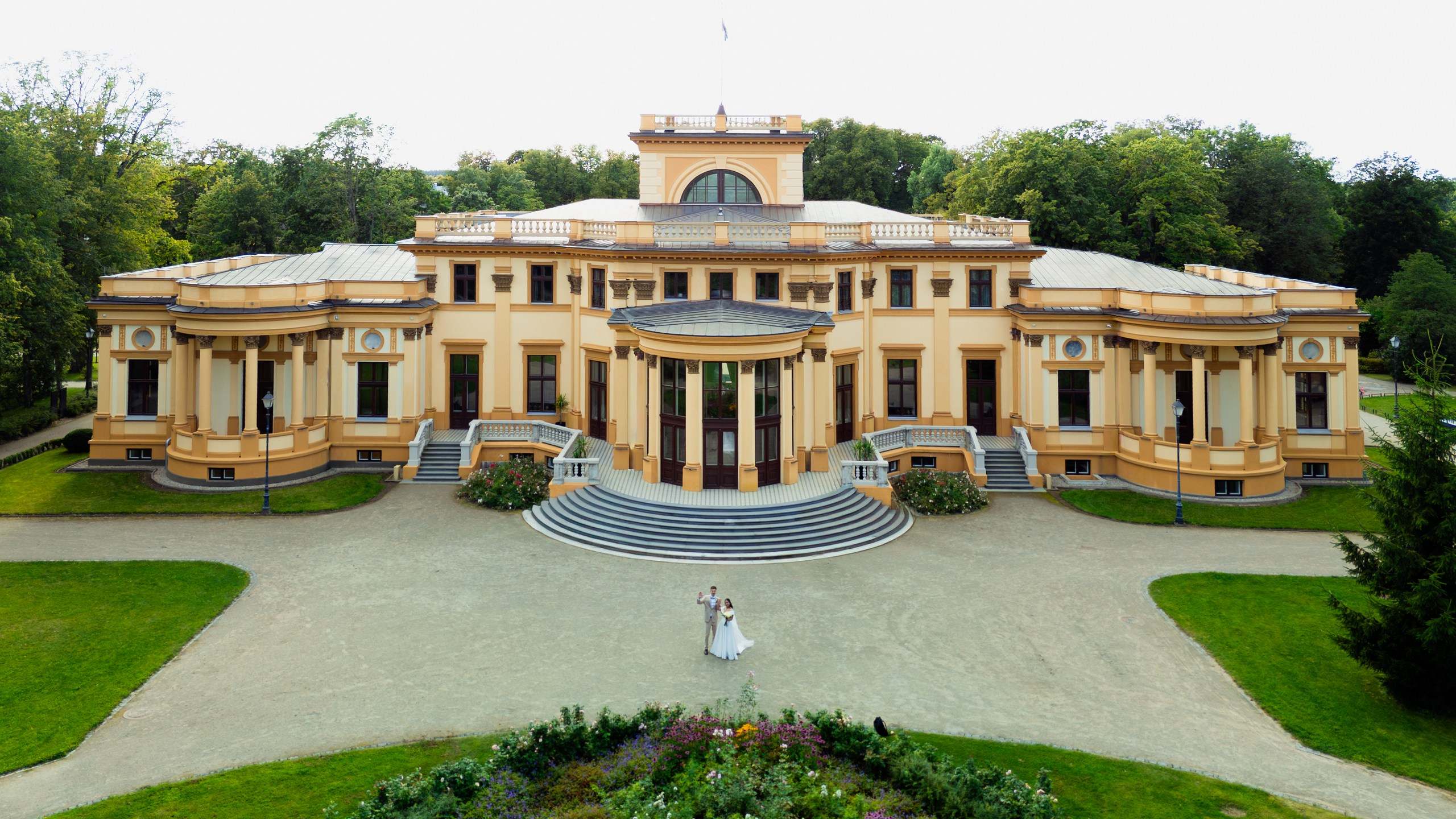 wedding drone photography lithuania italy with wedding couple and castle
