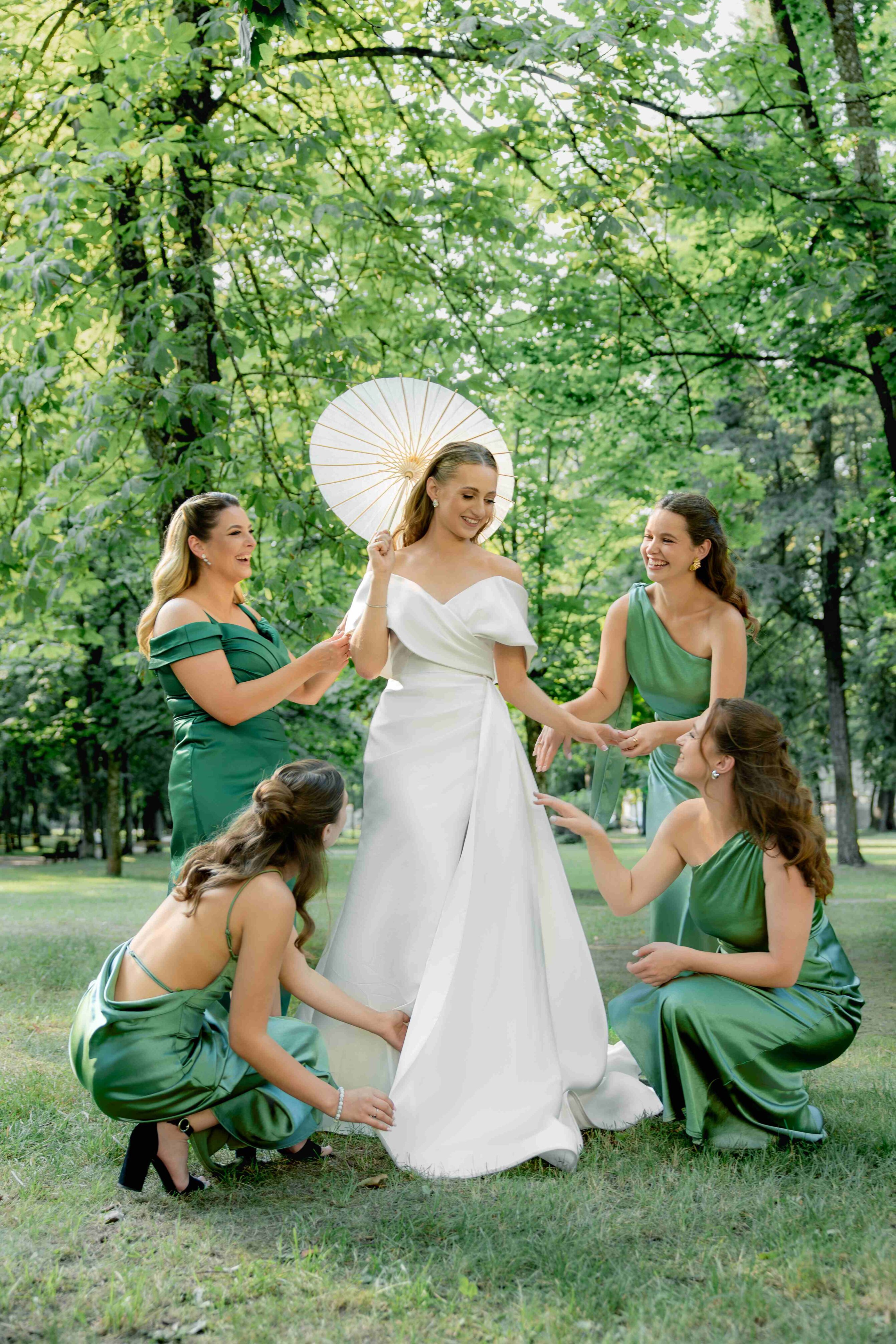 bride with bridesmaid park girls group photoshoot at sapiegos park