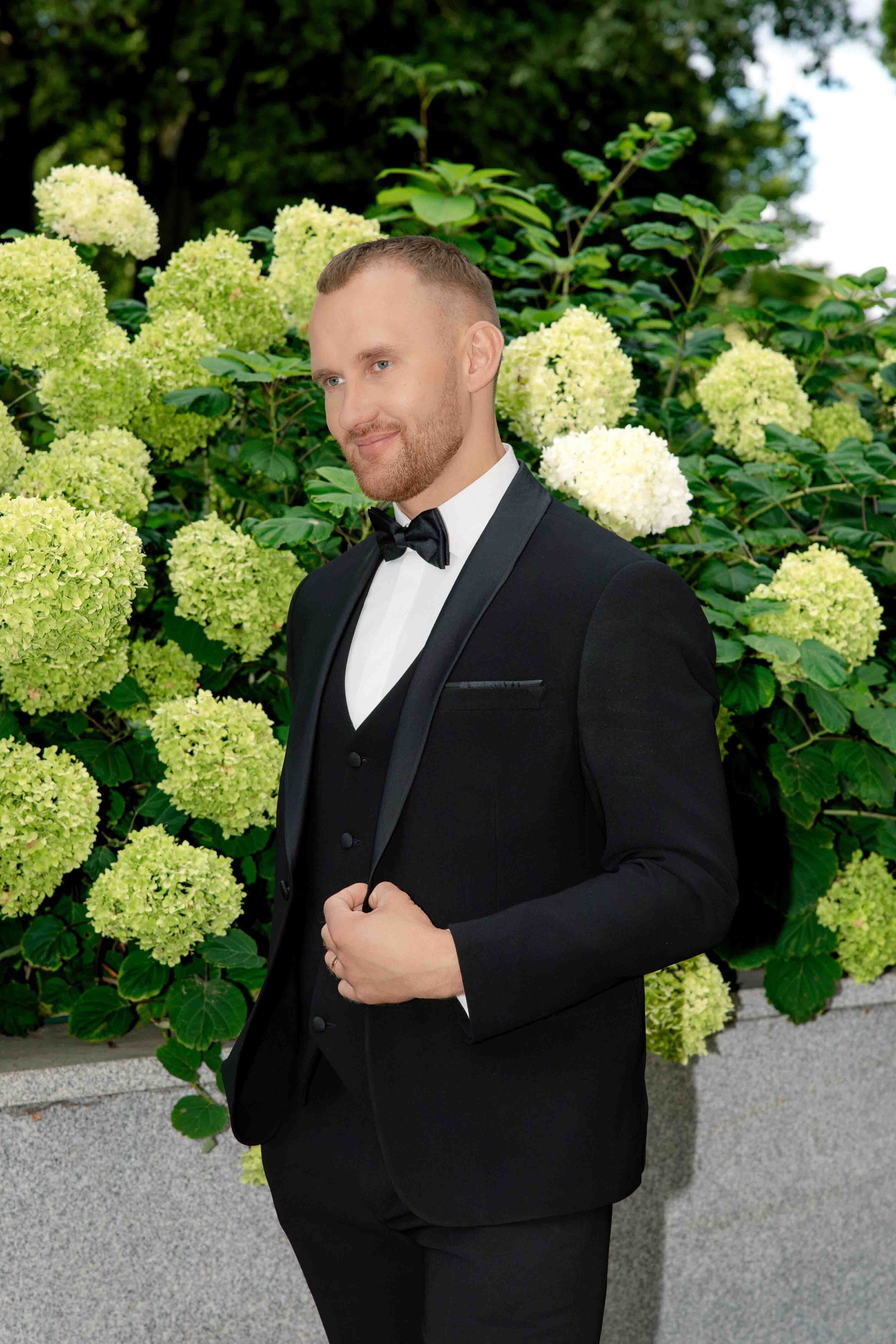 groom portrait in park maironio muziejus