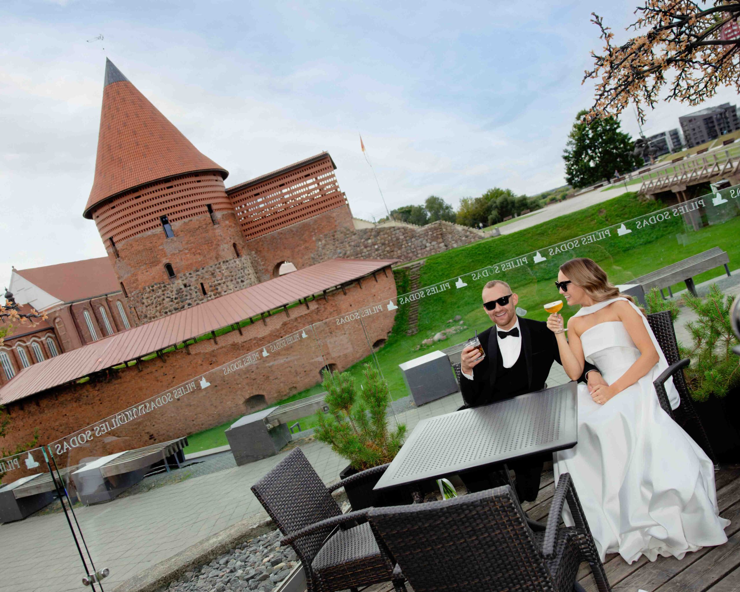 kauno pilis vestuviu fotosesija su kokteiliais
