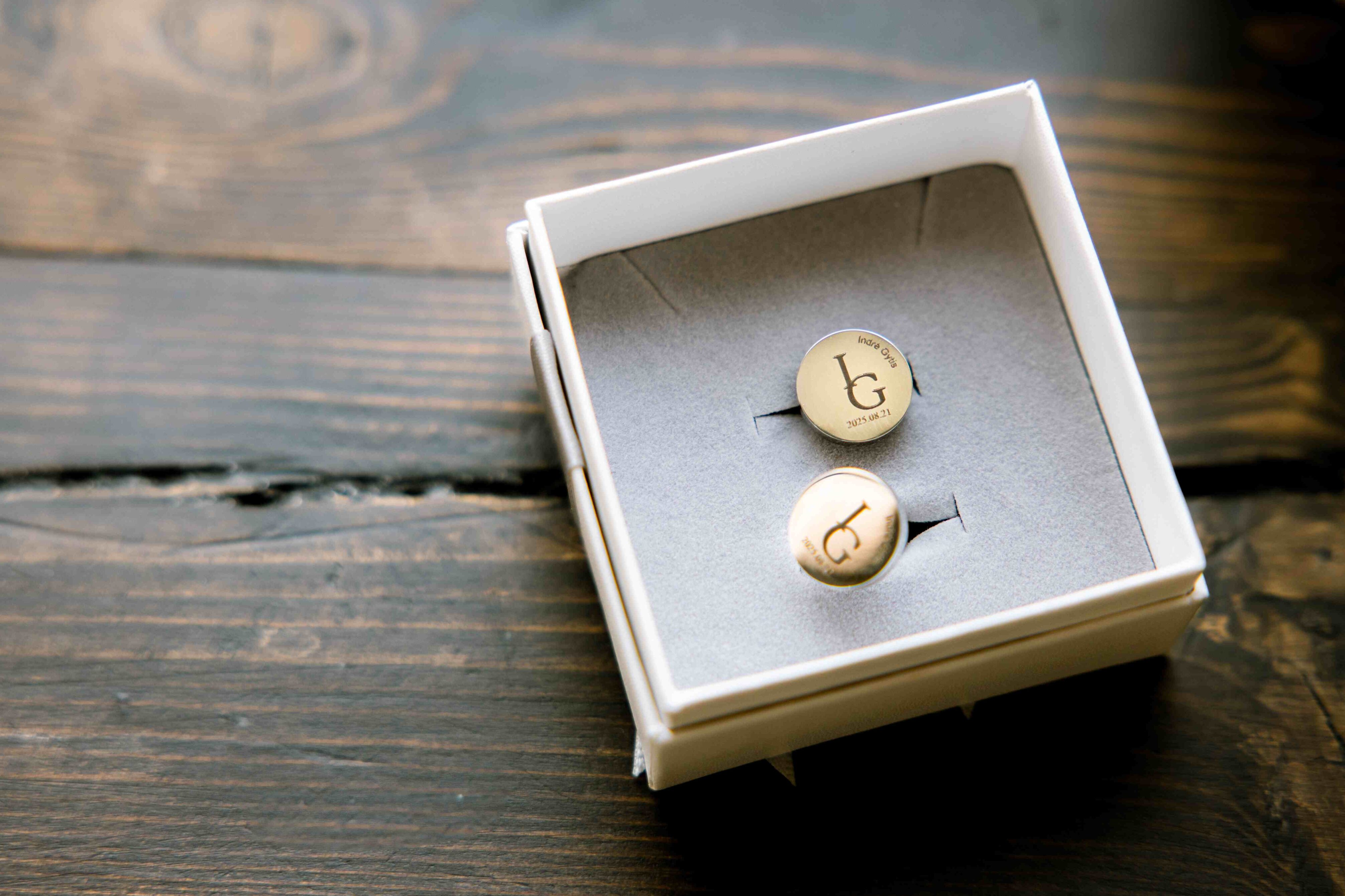 sasagos vestuviu dienai su vardu inicialais