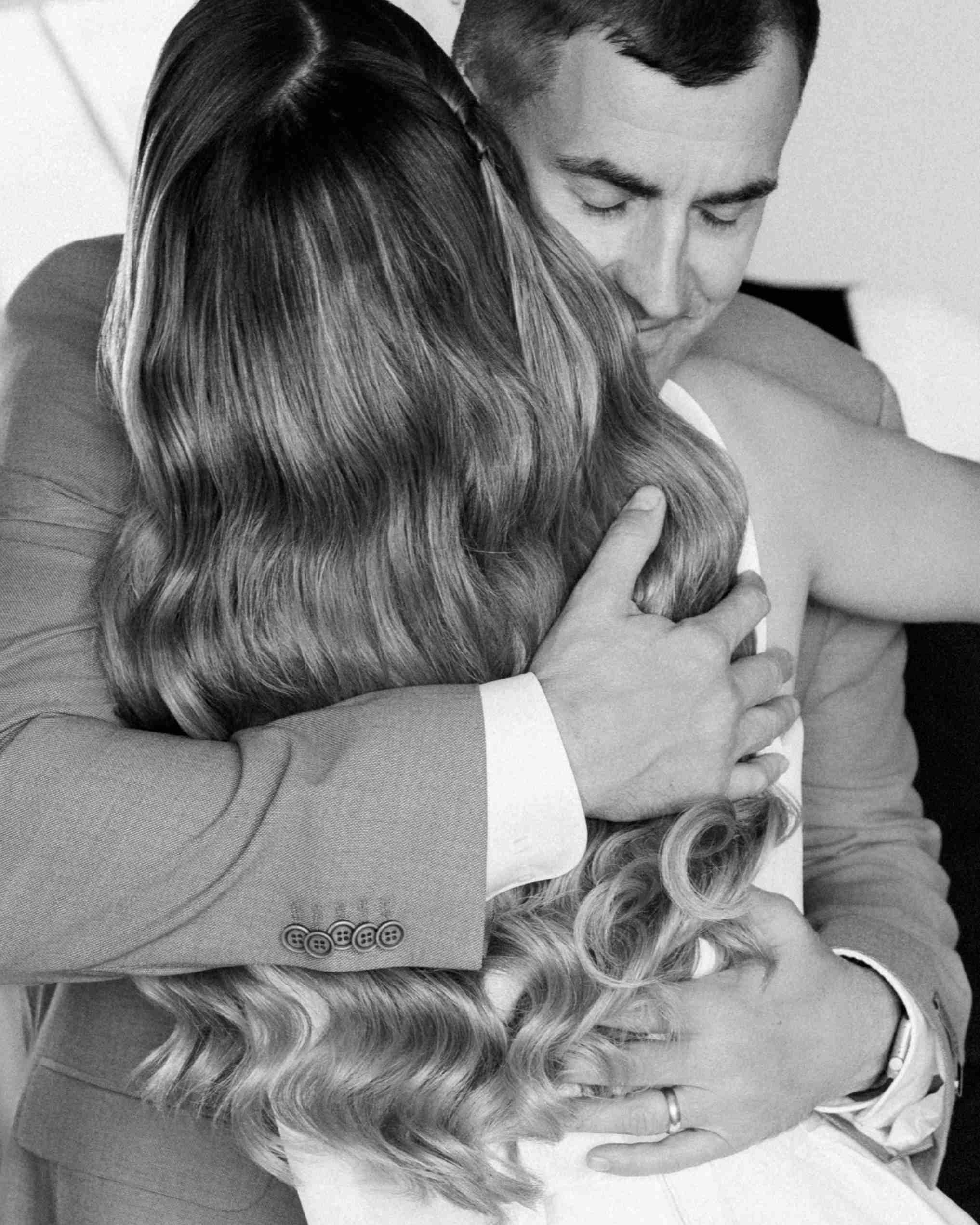 seses brolio apsikabinimai vestuviu ryta