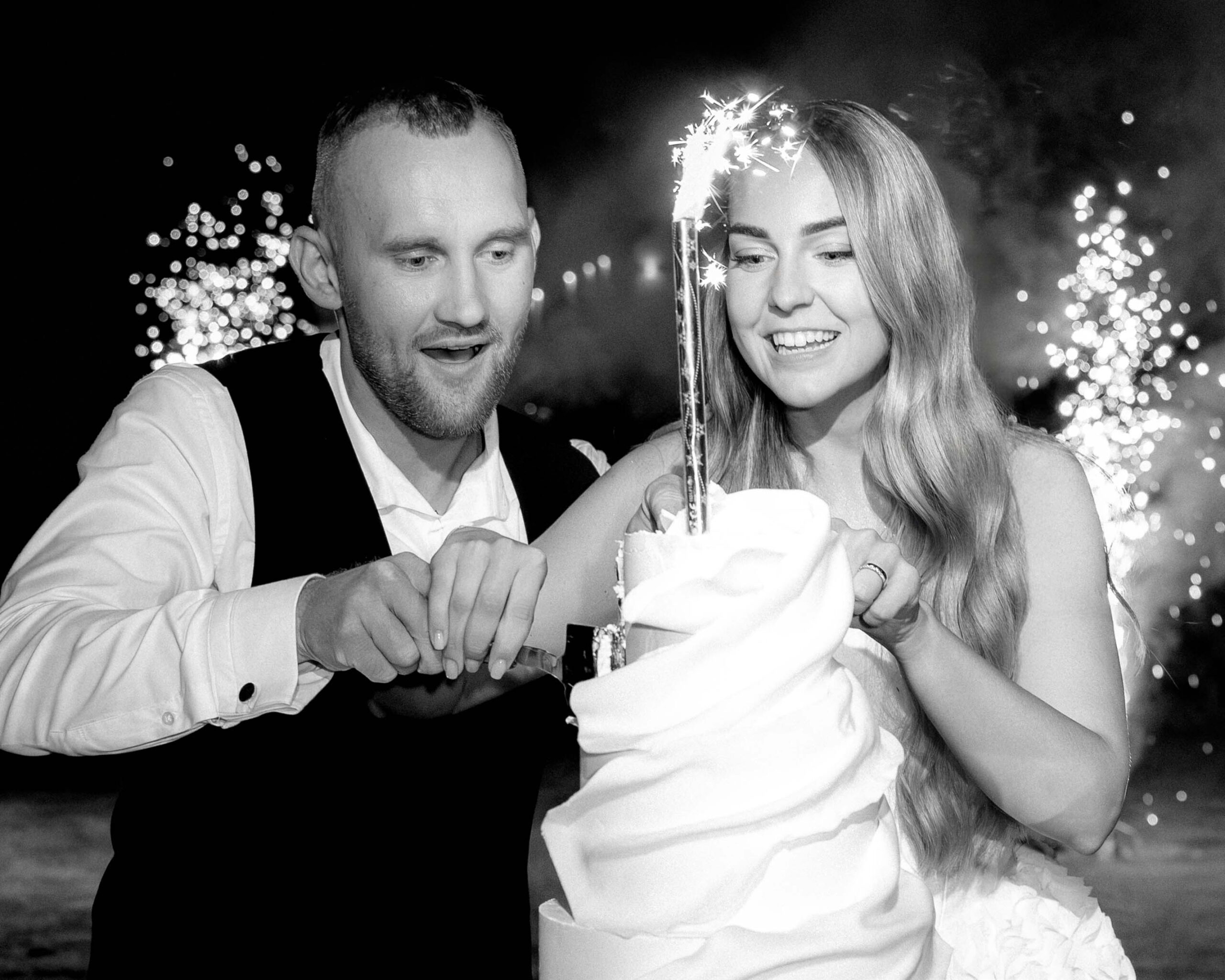 varnupes slenis torto pjovimas su fejerverkais