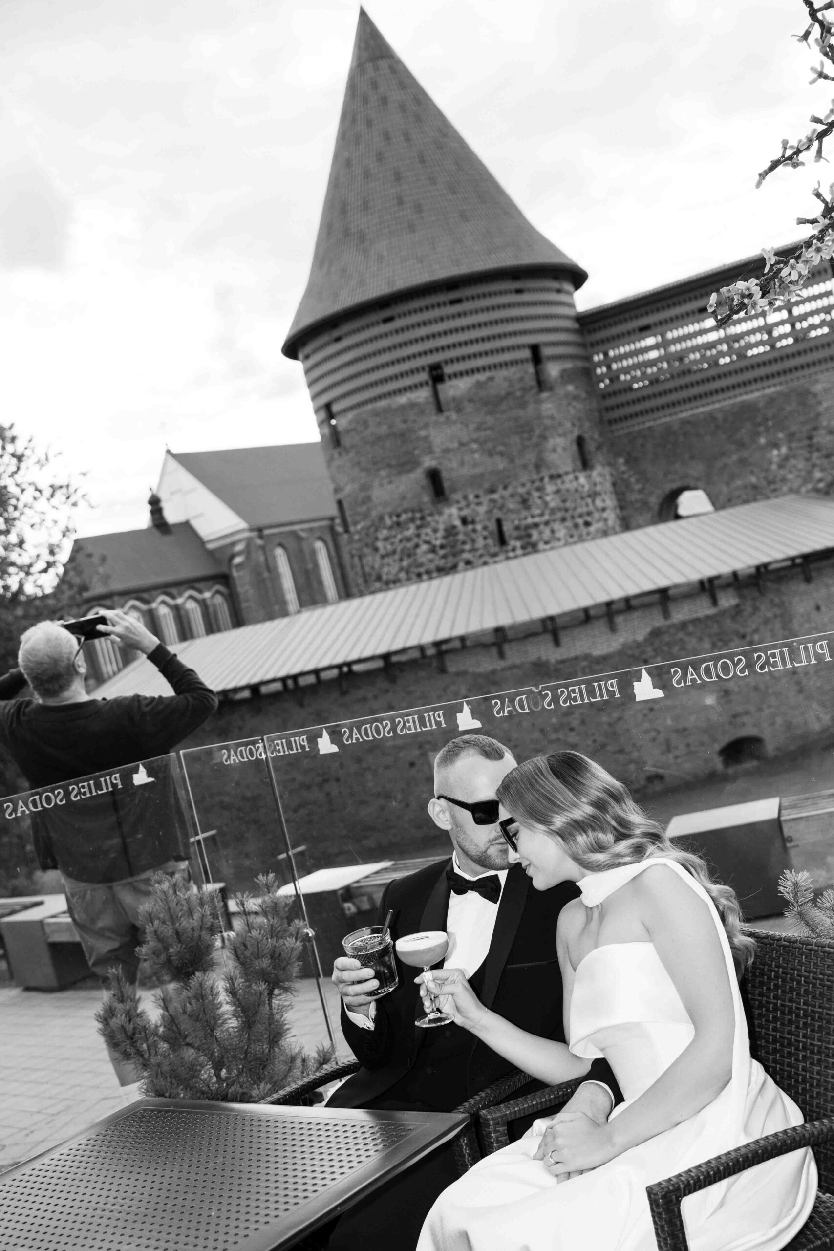 wedding and tourist interrupts photoshoot kaunas castle