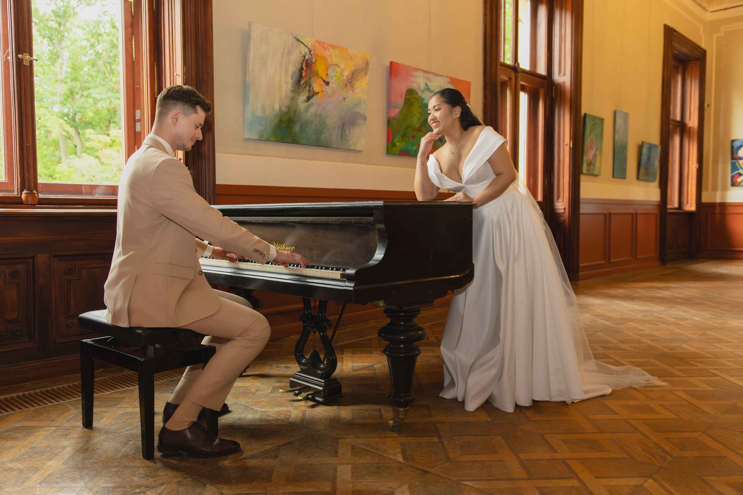 playing piano on wedding day in castlle romantic