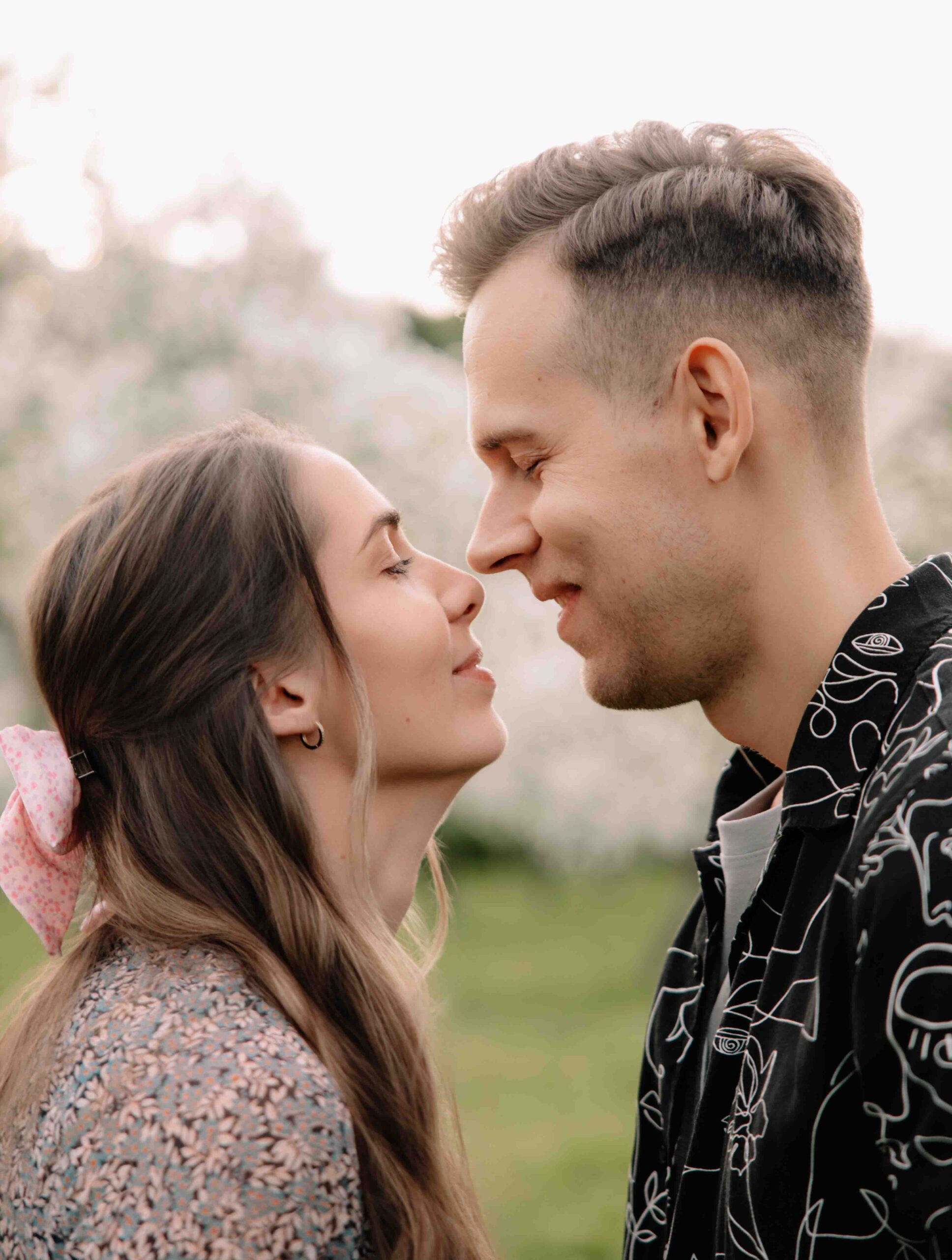 family photoshoot session in kaunas spring sakuras blooming