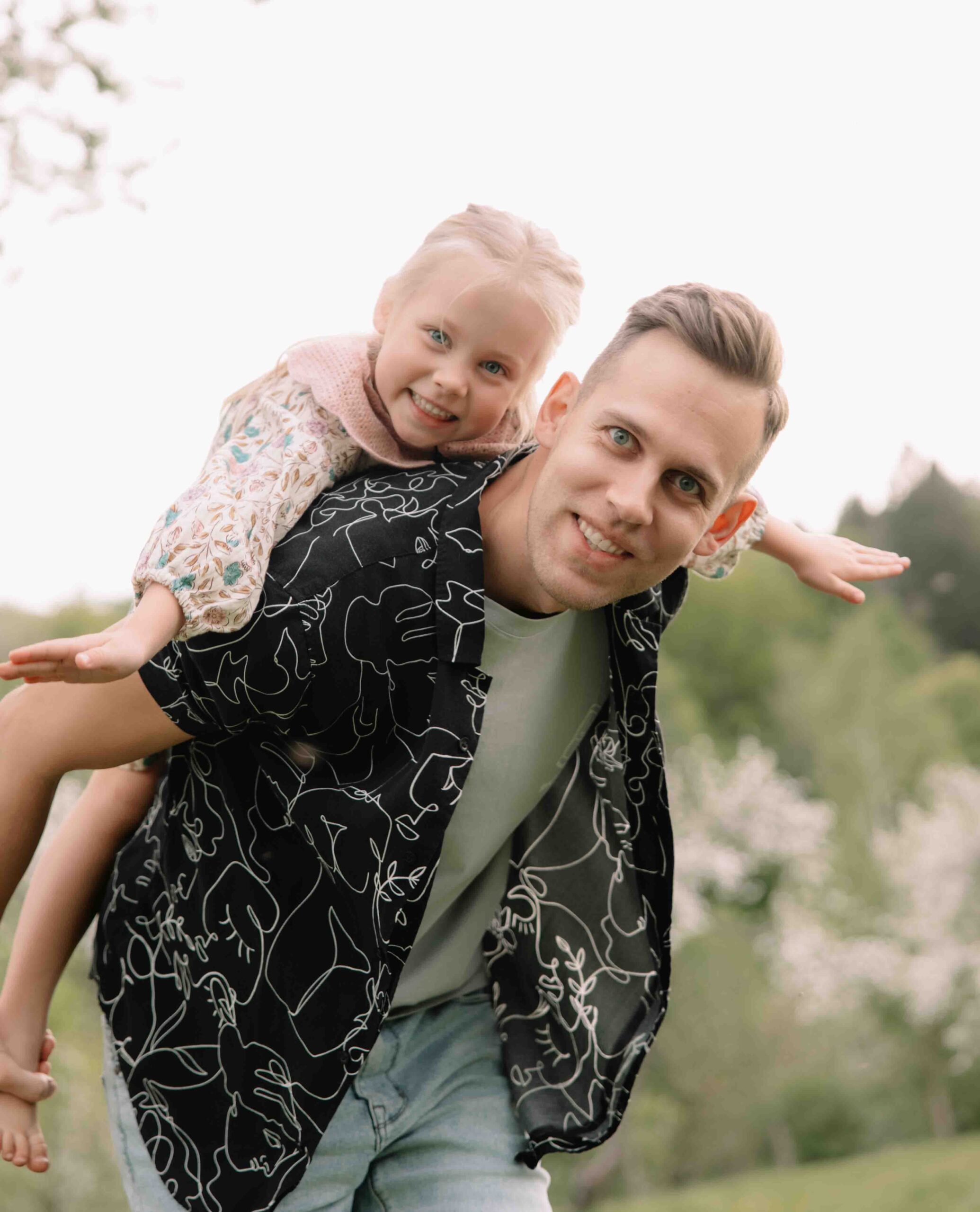 daughter father flying posing photosession