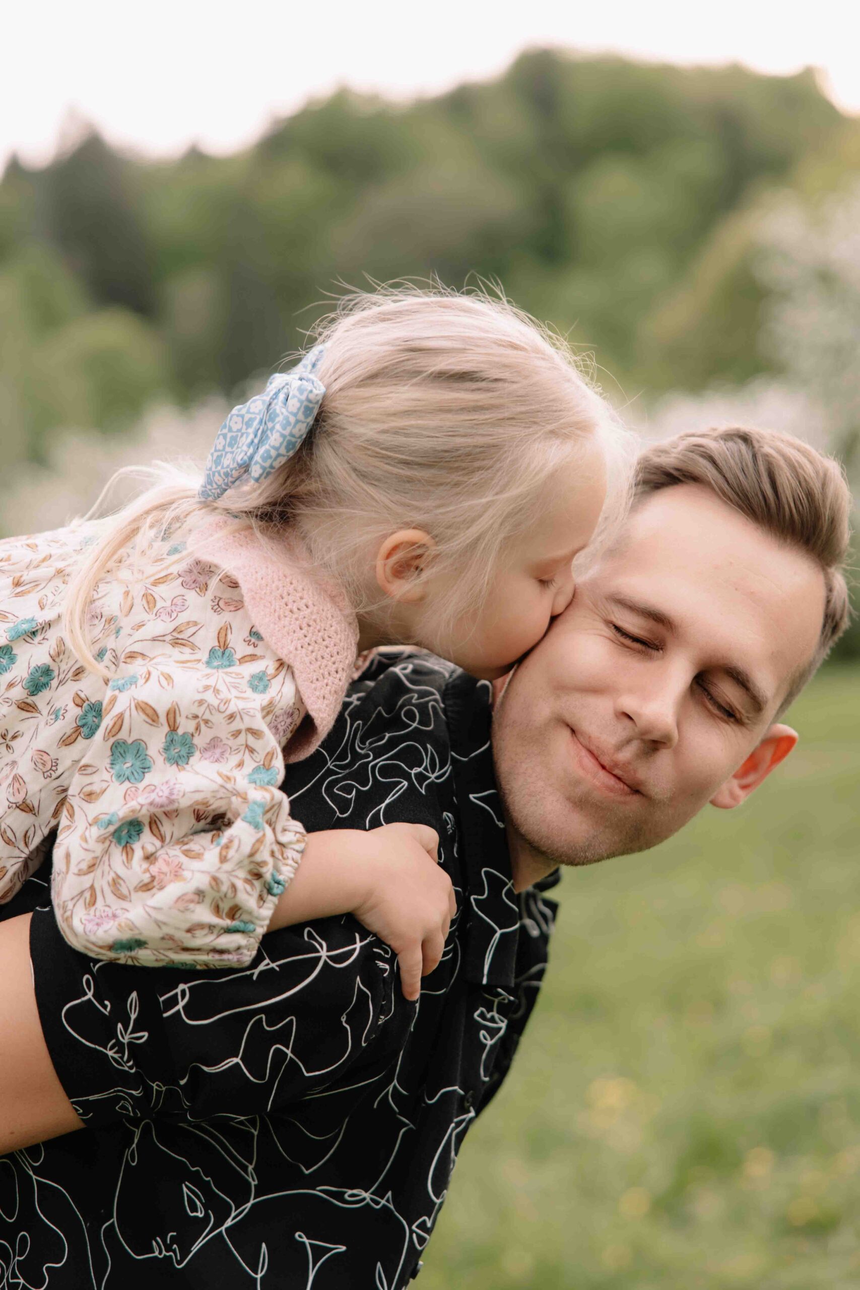 dukros ir tecio portretas ant nugaros