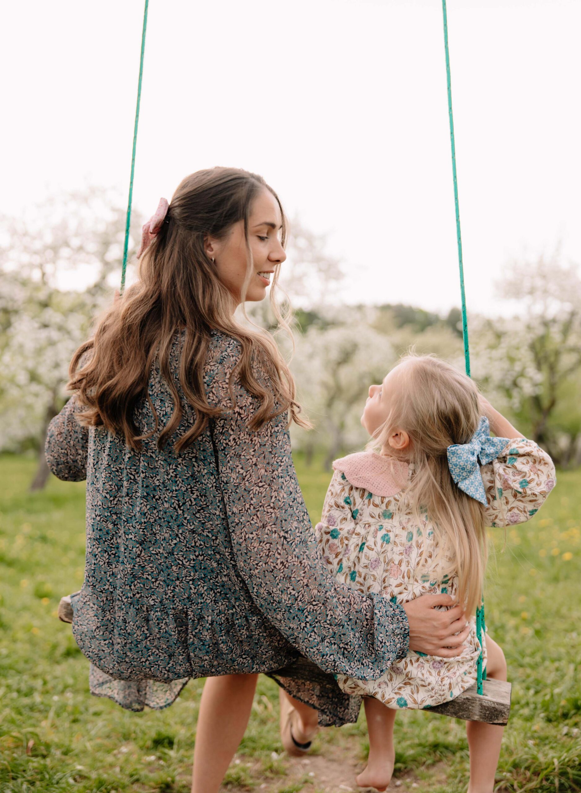 family photoshoot on swings in park