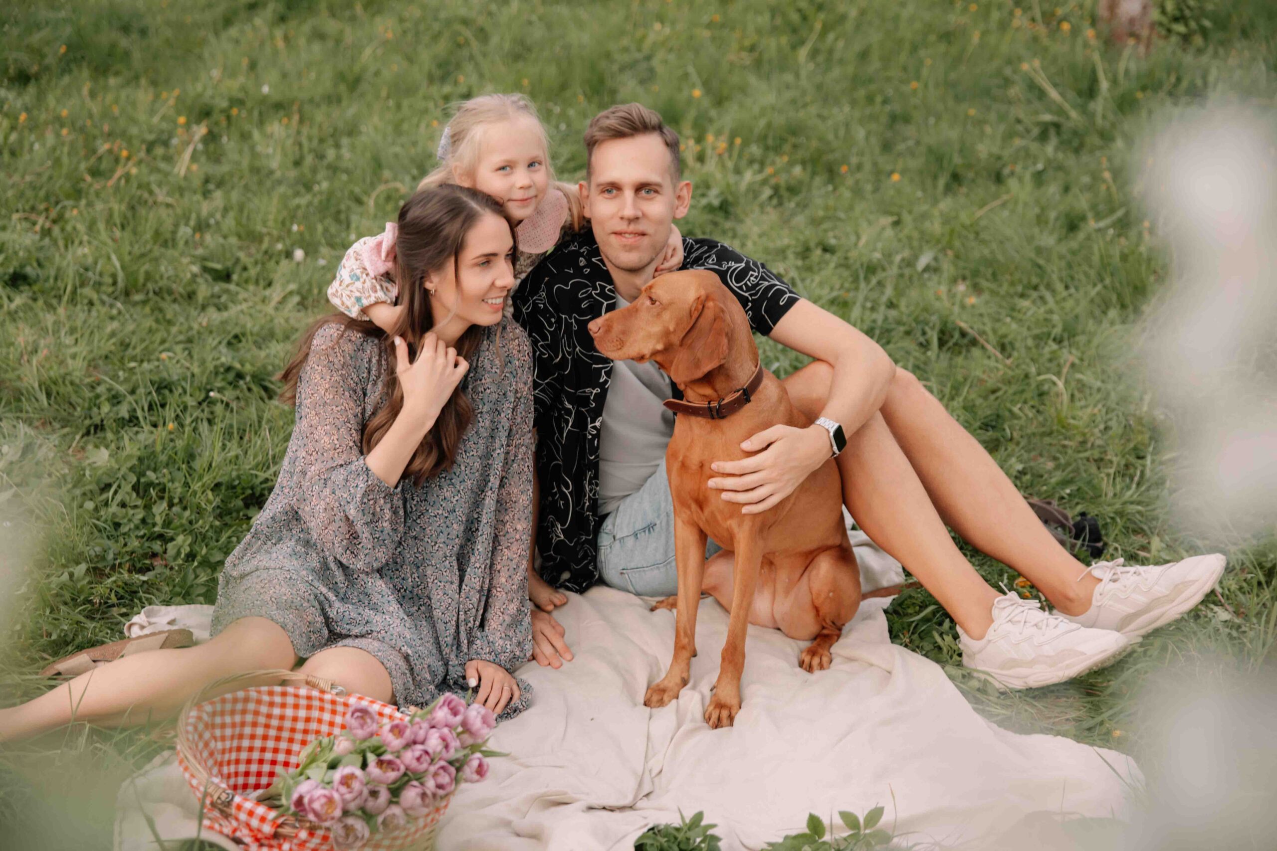 family picnik photoshoot in vilnius lithaunia