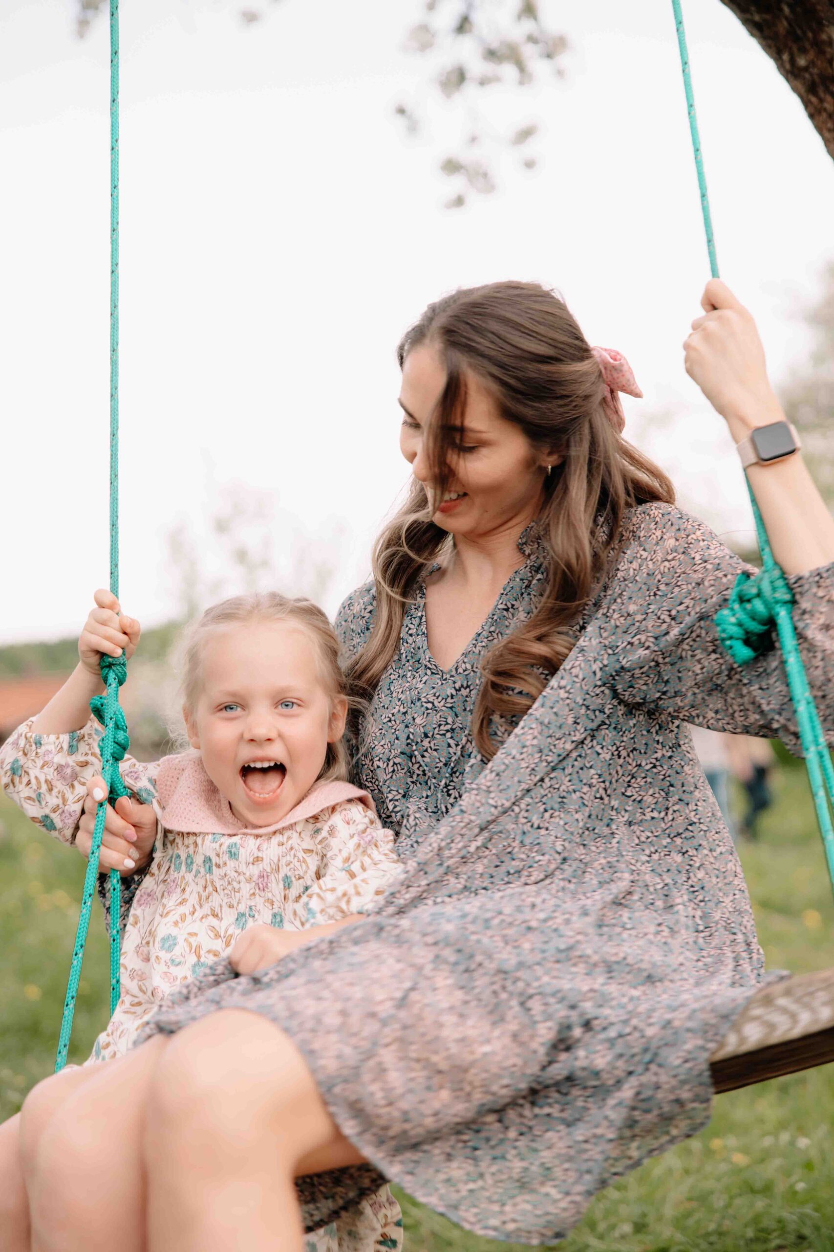fotosesija ant supyniu parkas seima vaikai