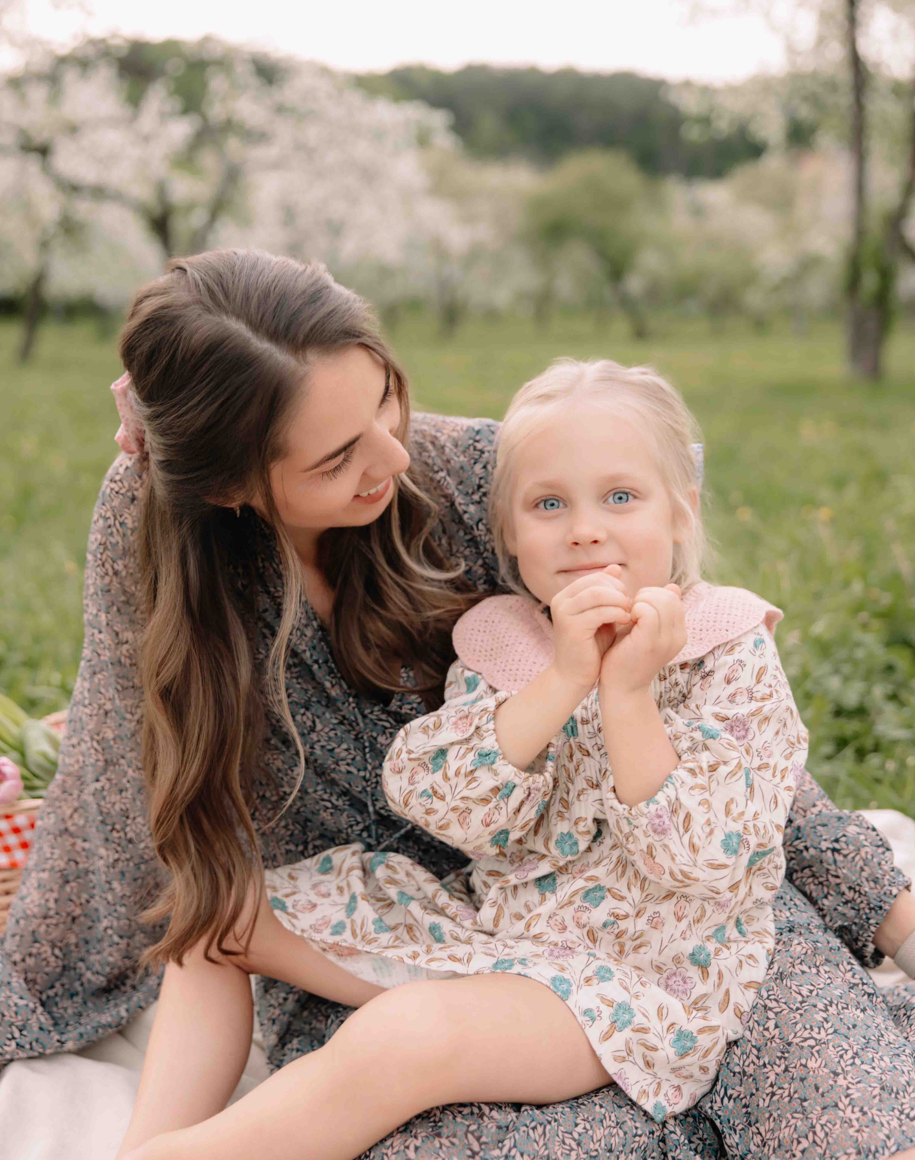 heart shapes child hands cute photoshoot in park