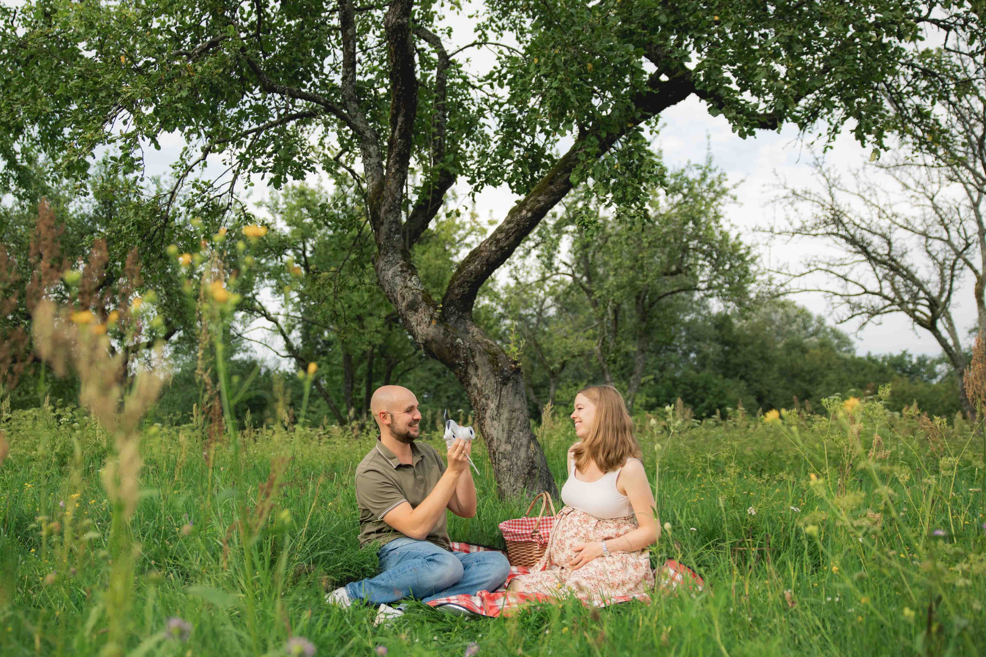 maternity photoshoot in vilnius park piknic