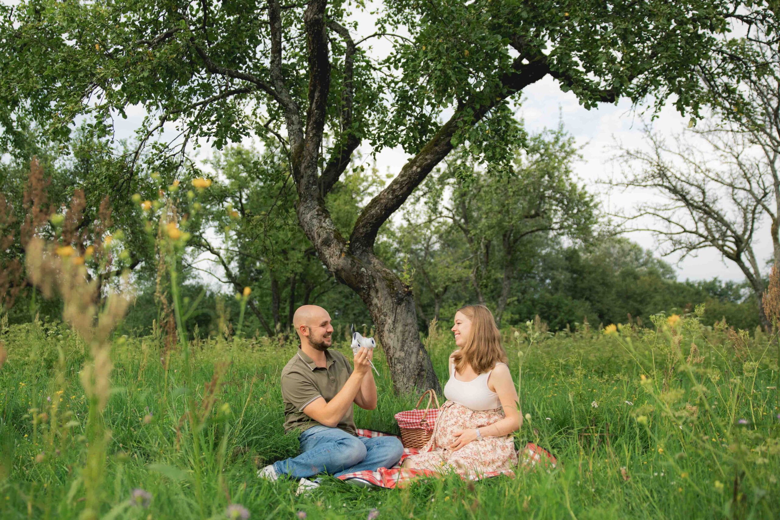 maternity photoshoot in vilnius park piknic