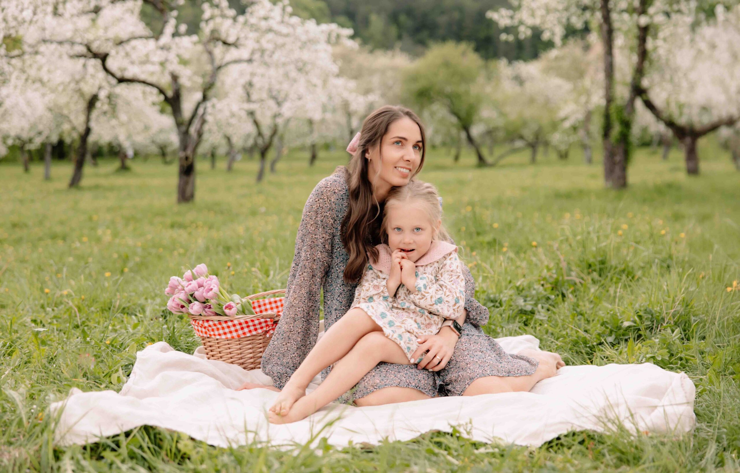 pavasarine fotosesija tarp zydinciu vysniu