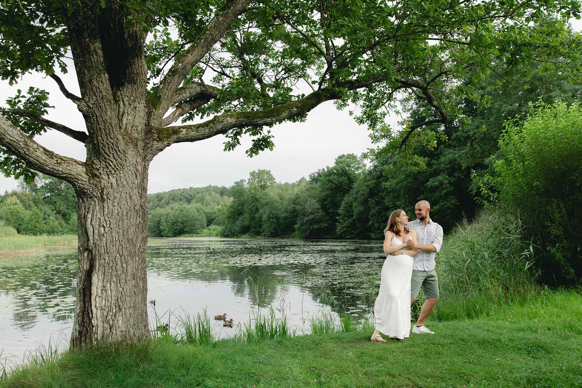 lovestory photoshoot under oak nature
