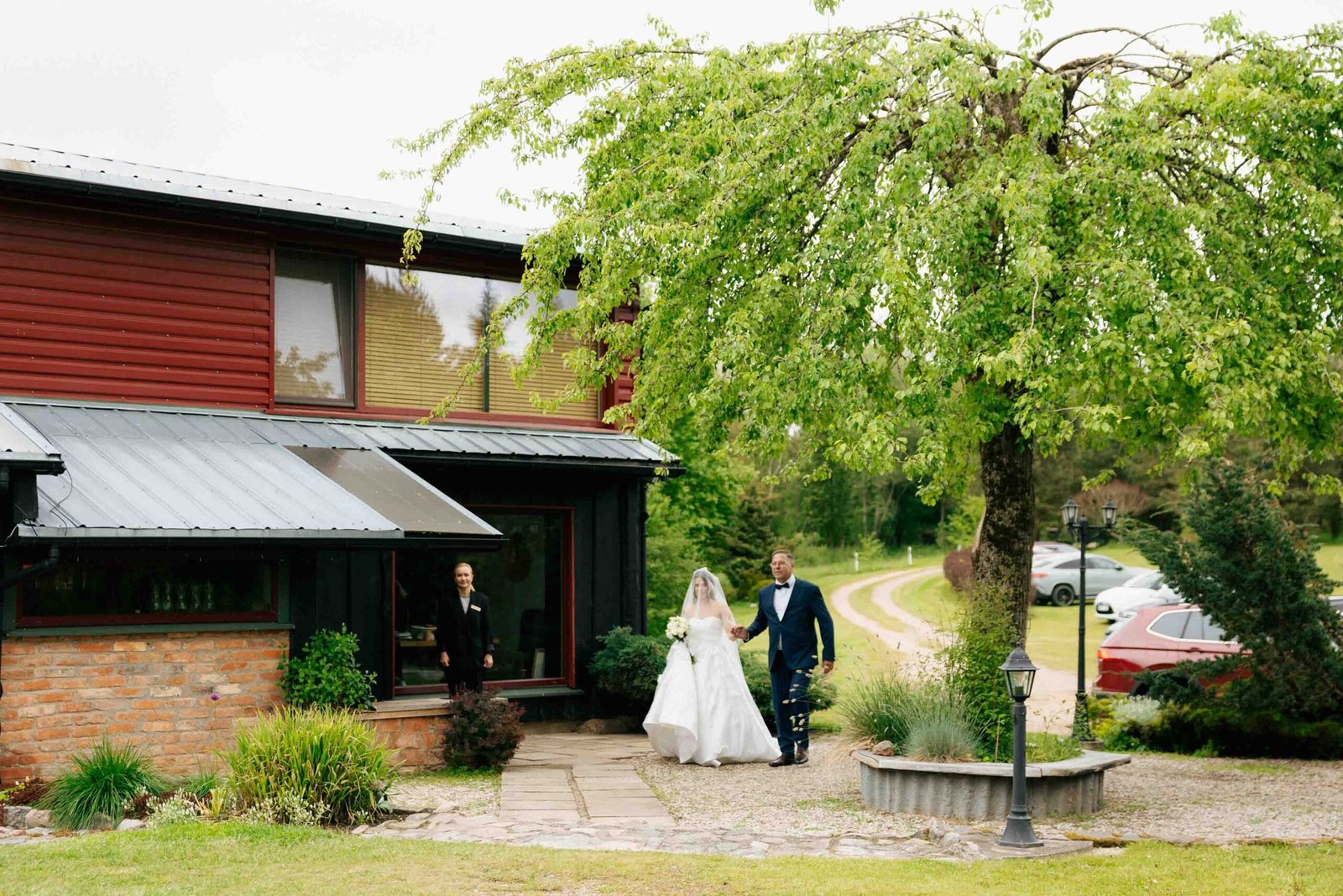 bride coming to ceremony in nature