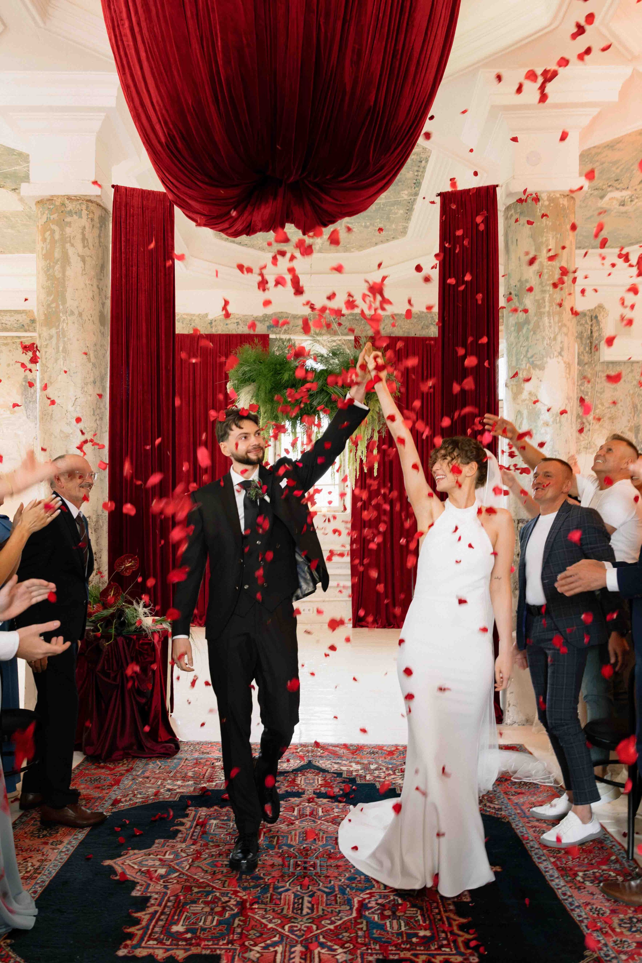 vestuves ceremonija ziedlapiu metimas kvietkos dekoras