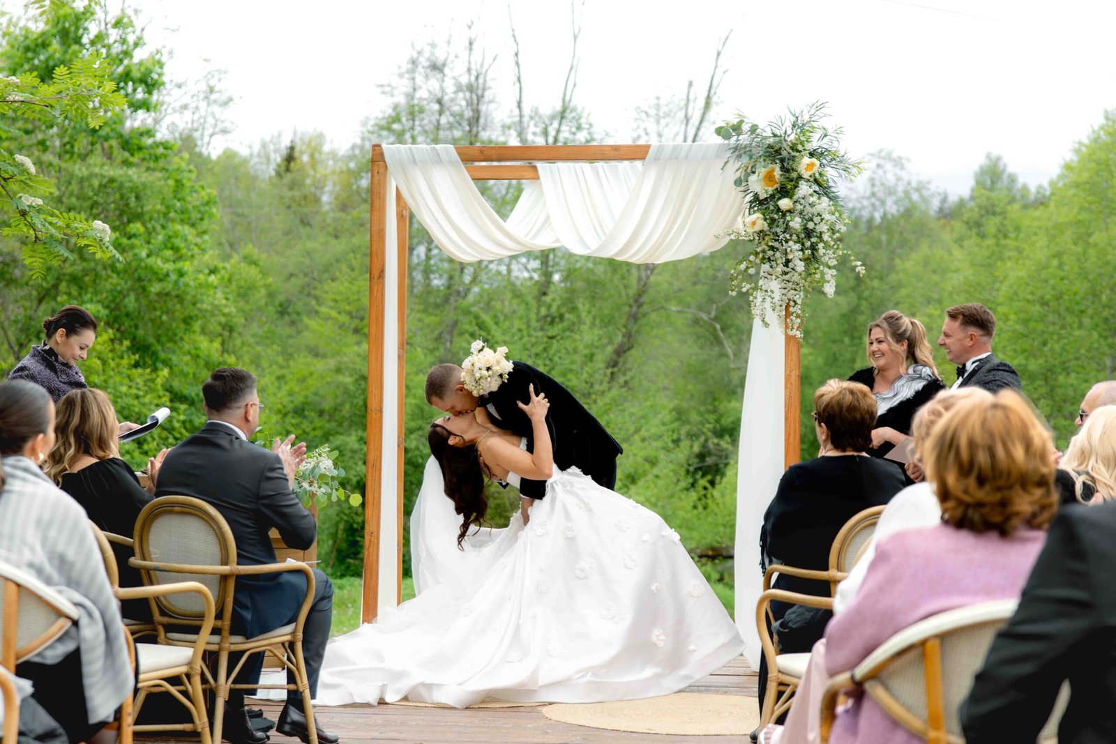 vestuviu ceremonija ant upelio kranto