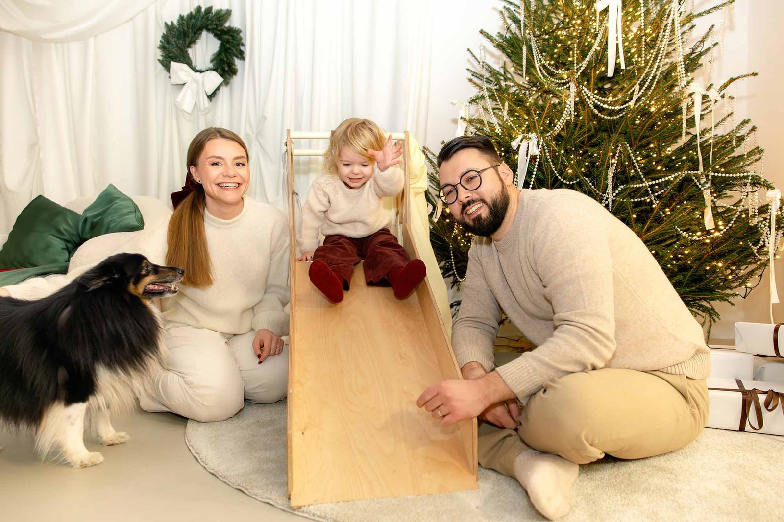 christmas family photoshoot in vilnius studio
