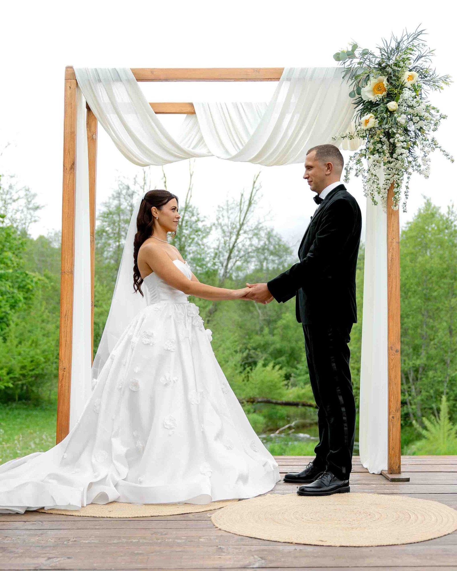 elopement ceremony on riverside
